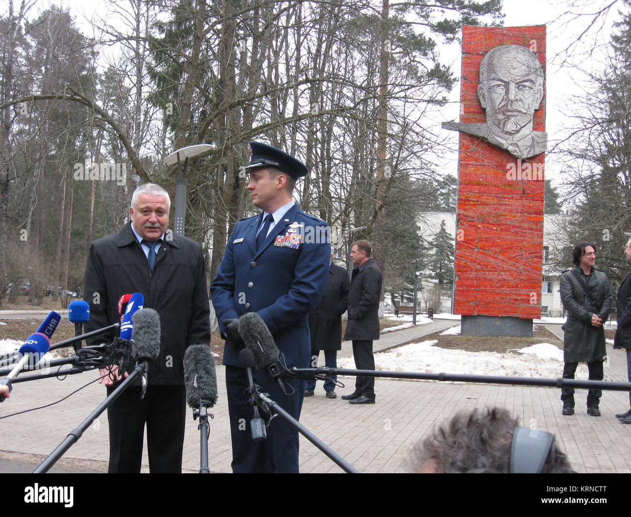 2834: Gagarin Cosmonaut Training Centre in Star City, der Russischen Föderation, die Statue von Wladimir Lenin dient als Hintergrund als Expedition 51 Crewmitglieder Fyodor Yurchikhin der russischen Föderalen Raumfahrtagentur (Roskosmos, links) und Jack Fischer der NASA Fragen (rechts) Antwort Reporter' 5. April vor der Abreise für ihren Startplatz auf dem Kosmodrom Baikonur in Kasachstan zur endgültigen Start Training. Fischer und yurchikhin wird gestartet April 20 Auf der MS-04 Raumschiff Sojus von Baikonur für vier und einen halben Monat Mission auf der Internationalen Raumstation. NASA/Rob Navias Sojus MS-04 Crew depar Stockfoto