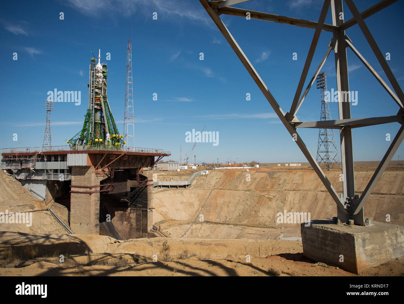 Die Sojus MS-04 Raumschiff gesehen nach der Gantry Arme um die Rakete geschlossen an der Startrampe am Montag, 17. April 2017 Auf dem Kosmodrom Baikonur in Kasachstan zu sichern. Start der Sojus-Rakete ist für April 20 Baikonur geplant und wird Expedition 51 Sojus Commander Fyodor Yurchikhin von Roskosmos und Flugingenieur Jack Fischer der NASA in den Orbit zu ihren vier und einen halben Monat Mission auf der Internationalen Raumstation beginnen. Photo Credit: (NASA/Aubrey Gemignani) Expedition 51 Rollout (NHQ 201704170047) Stockfoto