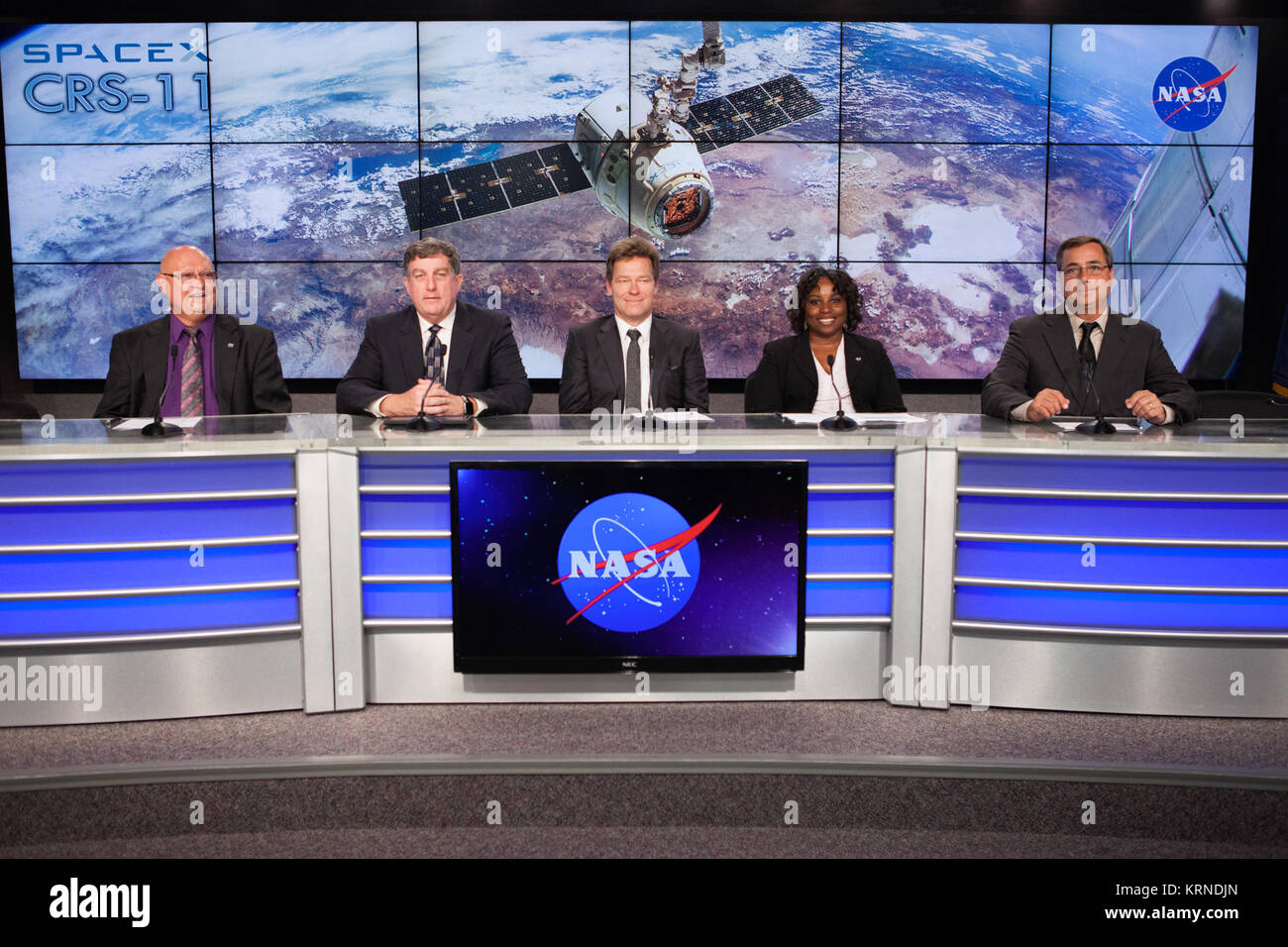 In der Presse Website Auditorium das Kennedy Space Center, Agentur und Branchenführer sprechen die Mitglieder der Medien während einer prelaunch Nachrichten Konferenz für die SpaceX CRS-11 Commercial resupply Services Mission zur Internationalen Raumstation. Von links: Mike Curie der NASA Communications, Kirk Shireman, NASA's International Space Station Program Manager, Hans Koenigsmann, Vice President von Flug Zuverlässigkeit für SpaceX, Camille Alleyne, Associate Programm Wissenschaftler für die Internationale Raumstation im Johnson Space Center der NASA, und Mike McAleenan, starten Wetter officer für die US Air Fo Stockfoto