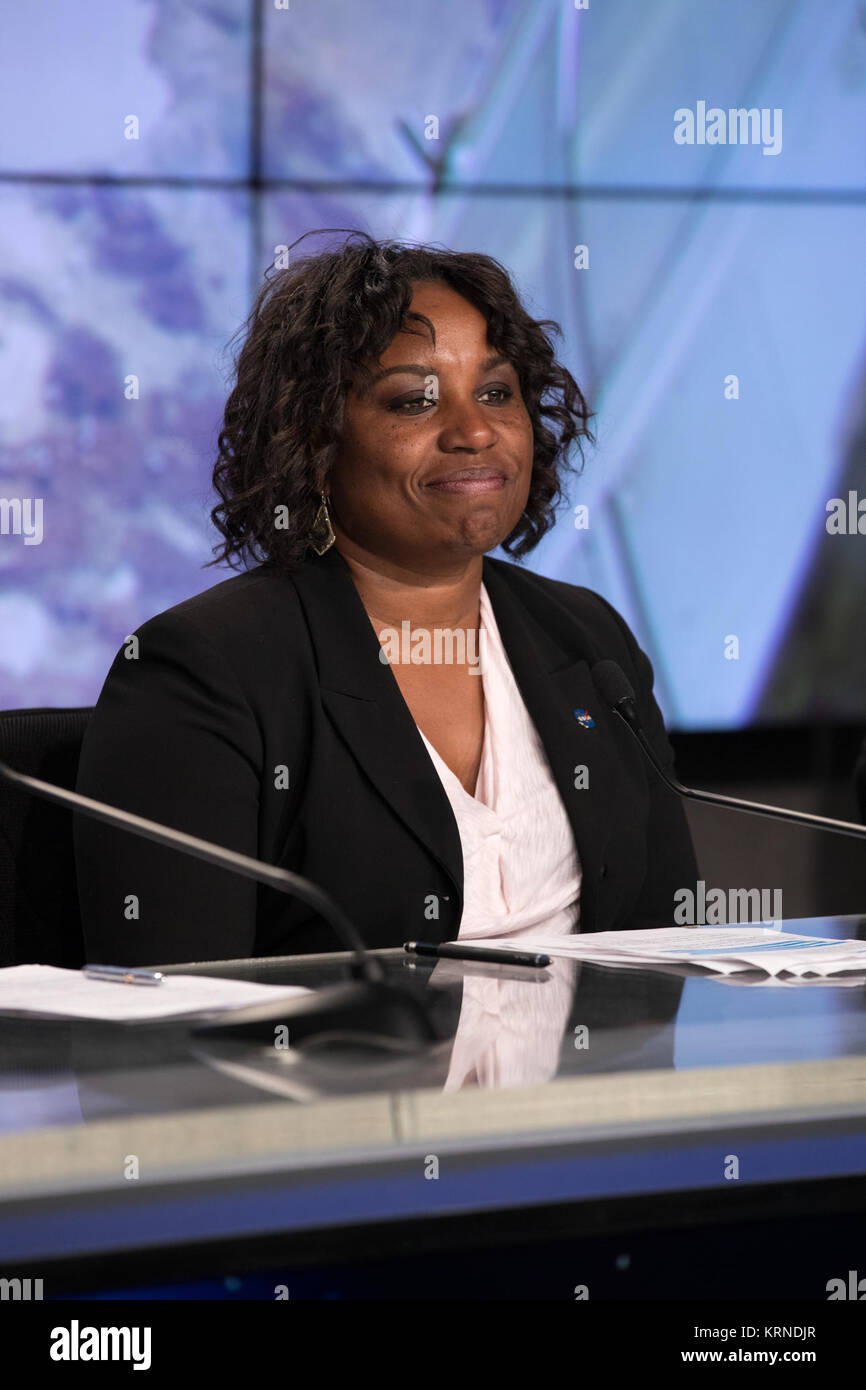 In der Presse Website Auditorium das Kennedy Space Center, Camille Alleyne, Associate Programm Wissenschaftler für die Internationale Raumstation im Johnson Space Center der NASA, spricht für die Mitglieder der Medien während einer prelaunch Nachrichten Konferenz für die SpaceX CRS-11 Commercial resupply Services Mission zur Internationalen Raumstation. Ein Drache Raumsonde soll von Kennedys Launch Complex 39A am 1. Juni auf einem SpaceX Falcon 9 Rakete am 11. Commercial Resupply des Unternehmens Services Mission zur Raumstation gestartet zu werden. KSC -20170531-PH KLS 02 0019 (34979834956) Stockfoto