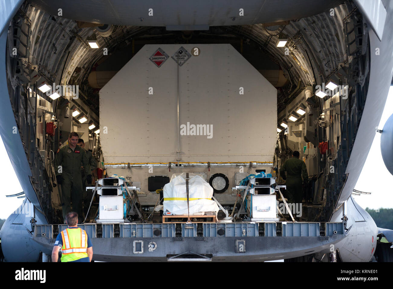 Die NASA-TDR-M satelliten kommt innerhalb der Verpackung, in der Space Coast Regional Airport in Titusville, Florida, an Bord eines US-Luftwaffe Transportflugzeuge. Die Sonde wird in den nahe gelegenen Astrotech Werk transportiert werden, auch in Titusville, für Preflight Verarbeitung. Die tdrs-M ist die neueste Sonde für die Konstellation der Agentur von Kommunikationssatelliten, mit der nahezu kontinuierlichen Kontakt mit kreisenden Raumsonde, die von der Internationalen Raumstation und Hubble Space Telescope auf die wissenschaftlichen Observatorien bestimmt. Liftoff auf einem United Launch Alliance Atl Stockfoto