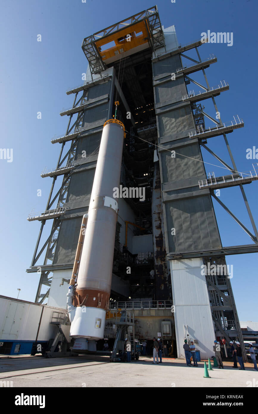 Ein United Launch Alliance Atlas V erste Stufe ist auf die vertikale Integration Facility Space Launch Complex 41 auf Cape Canaveral Air Force Station in Florida aufgehoben. Die Rakete wird festgelegt, die die Verfolgung und Data Relay Satellite, TDRS-M. zu starten Es werden die neuesten Raumfahrzeuge werden für die Konstellation der Agentur von Kommunikationssatelliten, mit der nahezu kontinuierlichen Kontakt mit kreisenden Raumsonde, die von der Internationalen Raumstation und Hubble Space Telescope auf die wissenschaftlichen Observatorien bestimmt. Liftoff auf die ULA Atlas V Rakete soll von Kapstadt zu nehmen Stockfoto