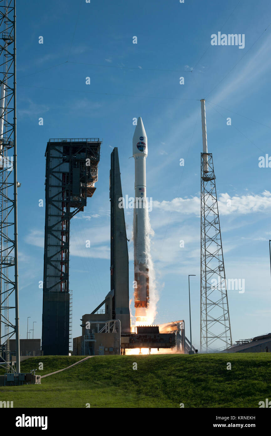 Ein United Launch Alliance Atlas V Rakete hebt ab vom Weltraum aus komplexen 41 Start in Cape Canaveral Air Force Station in Florida, mit der NASA-Tracking und Data Relay Satellite, TDRS-M. TDRS-M. Start war um 8:29 Uhr EDT. TDRS-M ist die neueste Sonde für die Konstellation der Agentur von Kommunikationssatelliten, mit der nahezu kontinuierlichen Kontakt mit kreisenden Raumsonde, die von der Internationalen Raumstation und Hubble Space Telescope auf die wissenschaftlichen Observatorien bestimmt. KSC -20170818-PH AWG 01 0009 (36482856482) Stockfoto