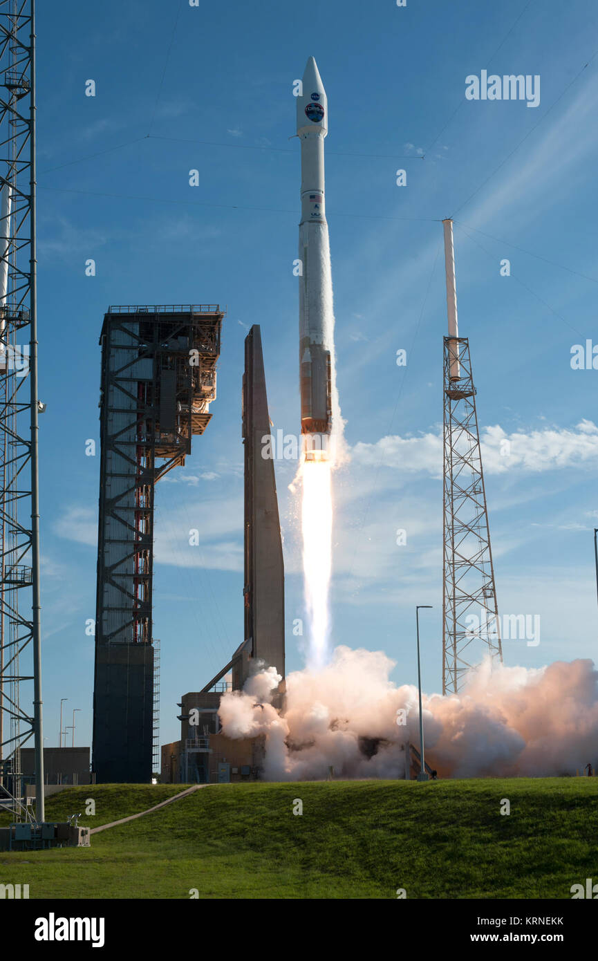 Ein United Launch Alliance Atlas V Rakete hebt ab vom Weltraum aus komplexen 41 Start in Cape Canaveral Air Force Station in Florida, mit der NASA-Tracking und Data Relay Satellite, TDRS-M. TDRS-M. Start war um 8:29 Uhr EDT. TDRS-M ist die neueste Sonde für die Konstellation der Agentur von Kommunikationssatelliten, mit der nahezu kontinuierlichen Kontakt mit kreisenden Raumsonde, die von der Internationalen Raumstation und Hubble Space Telescope auf die wissenschaftlichen Observatorien bestimmt. KSC -20170818-PH AWG 01 0015 (36513613631) Stockfoto