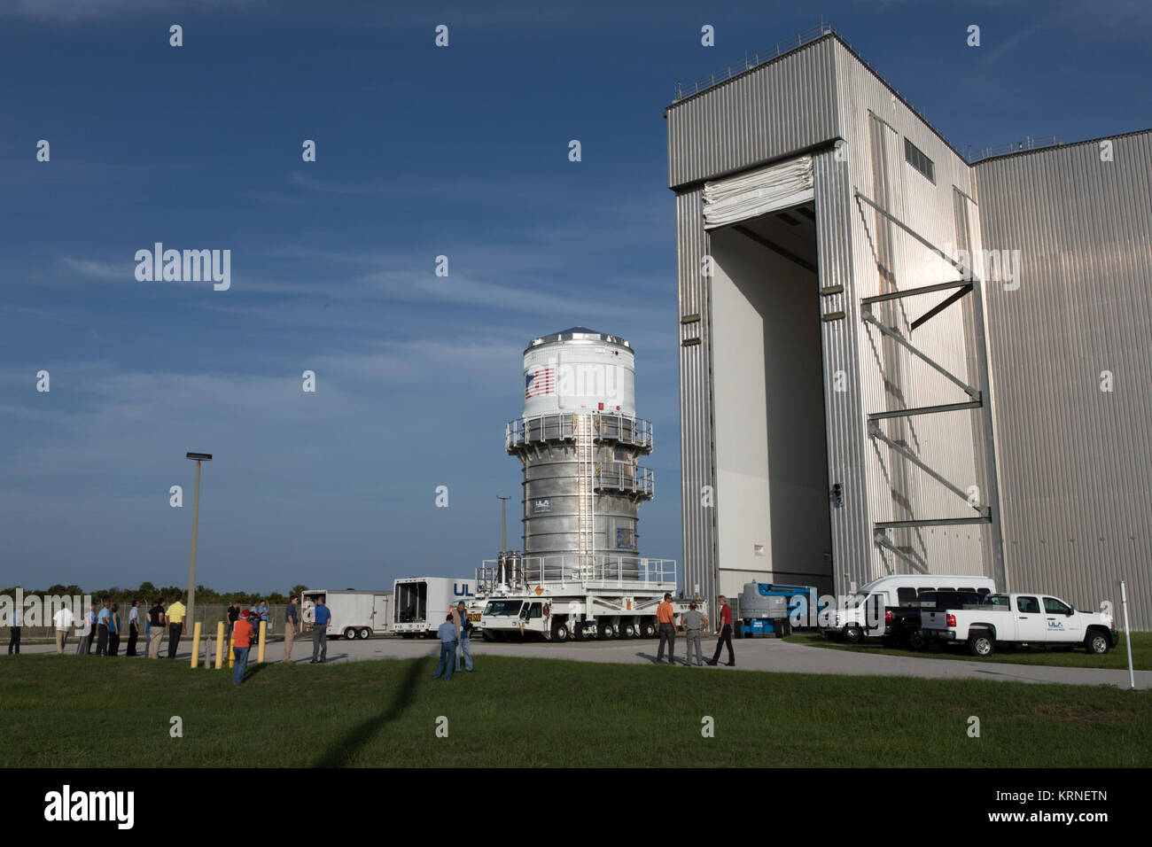 Zwischenbericht kryogene Antriebsstufe (HKP) ist aus dem Delta Operations Center auf die Space Station Processing Facility für die Inszenierung transportiert und Reinigung in der Vorbereitung für die Bearbeitung des NASA Space Launch Rocket System. Hkp-Verschieben-zu-sspf Horizontale-1 Stockfoto