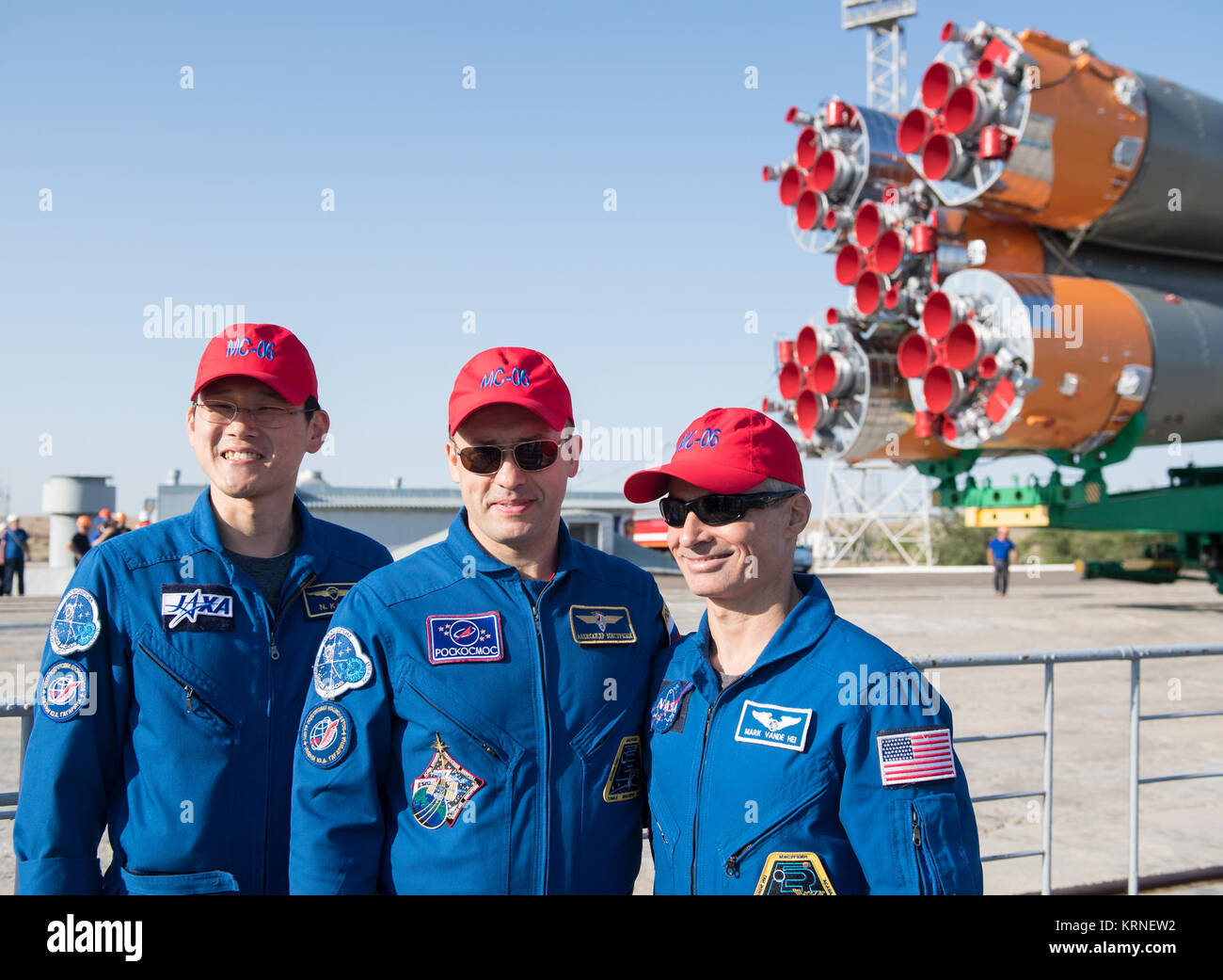 Backup Crew Mitglieder Norishige Kanai der Japan Aerospace Exploration Agency (JAXA), Links, Alexander Misurkin von Roskosmos, Mitte, und Mark Vande Hei der NASA posieren für ein Foto wie die Sojus MS-05 Raumschiff kommt an der Launchpad, nachdem Sie mit dem Zug am Kosmodrom Baikonur, Kasachstan, am Mittwoch, 26. Juli 2017 gerollt werden. Expedition 52 Prime Mitglieder der Besatzung Bordingenieur Sergei Ryazanskiy von Roskosmos, Flight Engineer Randy Bresnik der NASA, und Flugingenieur Paolo Nespoli der ESA (European Space Agency), werden festgelegt, an die Internationale Raumstation an Bord der Sojus space zu starten Stockfoto