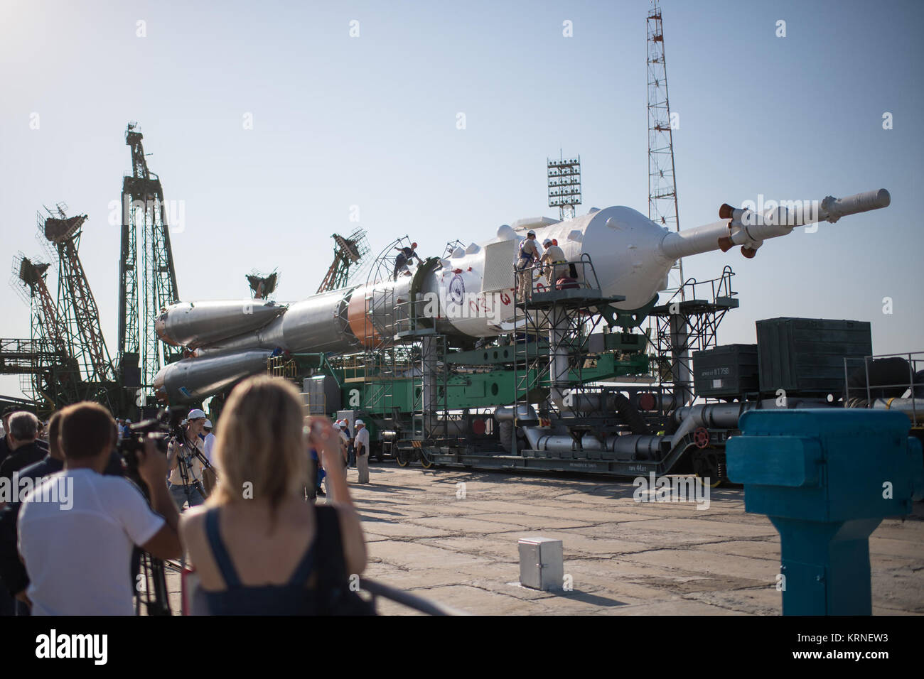 Die Arbeiter bereiten die Sojus MS-05 Raumfahrzeuge in die vertikale Position auf der Startrampe auf dem Kosmodrom Baikonur, Kasachstan, am Mittwoch, 26. Juli 2017 zu erhöhen. Expedition 52 Bordingenieur Sergei Ryazanskiy von Roskosmos, Flight Engineer Randy Bresnik der NASA, und Flugingenieur Paolo Nespoli der ESA (European Space Agency), werden festgelegt, an die Internationale Raumstation an Bord der Sojus-Kapsel vom Kosmodrom Baikonur zu am 28. Juli. Photo Credit: (NASA/Joel Kowsky) Expedition 52 Rollout (NHQ 201707260024) Stockfoto