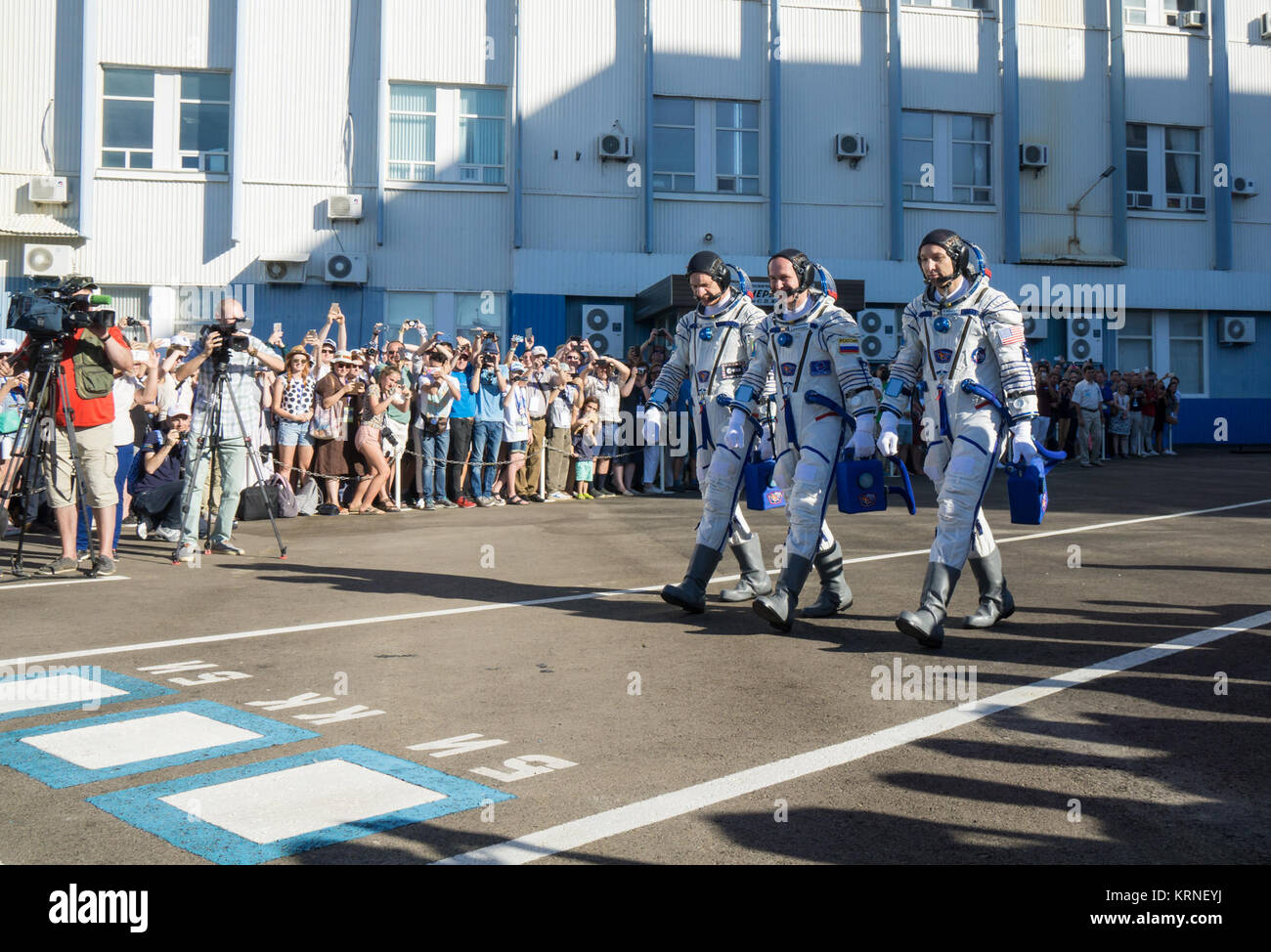 Expedition 52 Flight Engineer Paolo Nespoli der ESA (European Space Agency), Links, Flugingenieur Sergej Ryazanskiy von Roskosmos, Mitte, und Flugingenieur Randy Bresnik der NASA, rechts, gehen Sie aus Gebäude 254, wie sie für den Launch Pad, Abzuweichen Freitag, Juli 28, 2017 in Baikonur, Kasachstan. Die Sojus Rakete um 11:41 Uhr EDT am 28. Juli (9:41:00 Uhr Baikonur Zeit) zu starten Ryazanskiy, Bresnik, und Nespoli auf vier und einen halben Monat Mission an Bord der Internationalen Raumstation. Photo Credit: (NASA/Joel Kowsky) Expedition 52 Preflight (NHQ 201707280066) Stockfoto