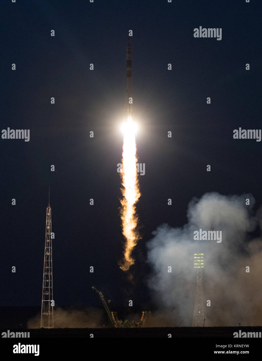 Die Sojus MS-05 Rakete ist mit Expedition 52 Bordingenieur Sergei Ryazanskiy von Roskosmos, Flight Engineer Randy Bresnik der NASA, und Flugingenieur Paolo Nespoli der ESA (European Space Agency), (iptcdow}, 28. Juli 2017 Auf dem Kosmodrom Baikonur in Kasachstan aus gestartet. Ryazanskiy, Bresnik, und Nespoli wird sich in den nächsten vier verbringen und eine halbe Monate Leben und Arbeiten an Bord der Internationalen Raumstation. Photo Credit: (NASA/Joel Kowsky) Expedition 52 Starten (NHQ 201707280008) Stockfoto