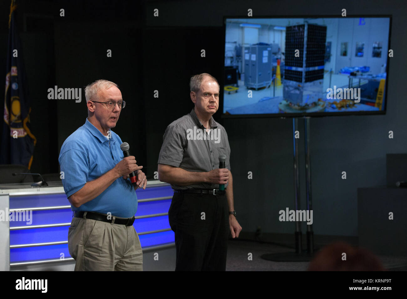 John London, ein Ingenieur für die US-Armee Platz und Raketenabwehr Befehl, Links, und Chip Hardy, Kestrel Auge Programm Manager für die US-Armee Platz und Raketenabwehr Befehl, sprechen für die Mitglieder von Social Media in der Presse Website Auditorium das Kennedy Space Center. Das Briefing konzentriert sich auf die Forschung für den Start zur Internationalen Raumstation geplant. Die wissenschaftlichen Materialien und Vorräte werden an Bord eines Drachen Raumfahrzeug für den Start von Kennedys Launch Complex 39A am 12.08.14 Auf einem SpaceX Falcon 9 Rakete am 12. Commercial Resupply Services Mission des Unternehmens auf den Raum stat geplant werden. Stockfoto