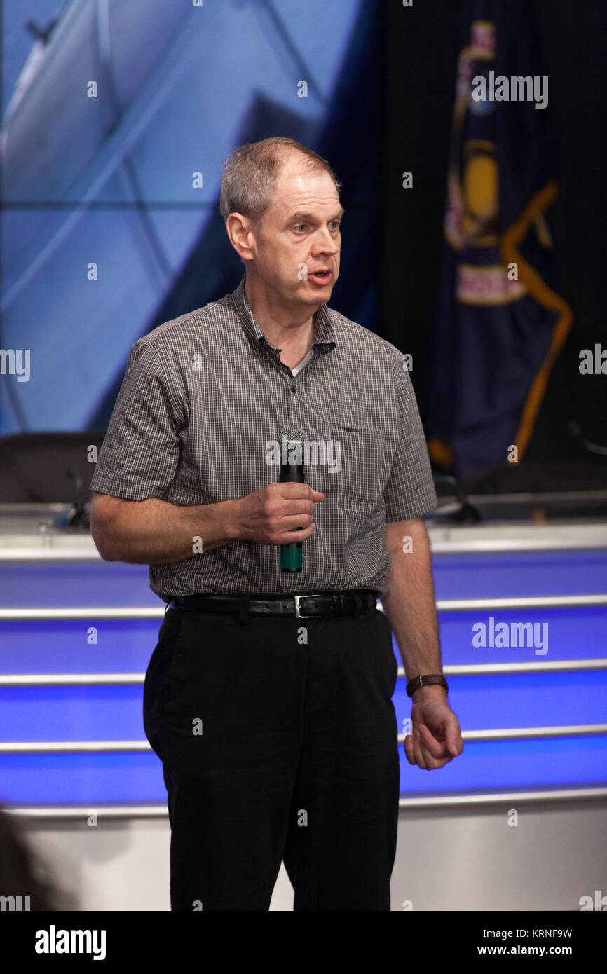 Chip Hardy, Kestrel Auge Programm Manager für die US-Armee Platz und Raketenabwehr Befehl, spricht für die Mitglieder von Social Media in der Presse Website Auditorium das Kennedy Space Center. Das Briefing konzentriert sich auf die Forschung für den Start zur Internationalen Raumstation geplant. Die wissenschaftlichen Materialien und Vorräte werden an Bord eines Drachen Raumfahrzeug für den Start von Kennedys Launch Complex 39A am 12.08.14 Auf einem SpaceX Falcon 9 Rakete am 12. Commercial Resupply des Unternehmens Services Mission zur Raumstation geplant werden. KSC -20170813-PH KLS 02 0113 (36551570735) Stockfoto
