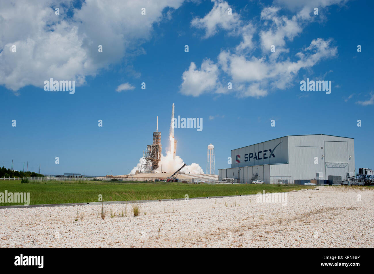 Die zweistufige Falcon 9 Rakete hebt ab Launch Complex 39A des NASA Kenney Space Center der Drache resupply Raumsonde tragen zur Internationalen Raumstation. Start war um 12:31 Uhr EDT. Auf seinem 12. Commercial resupply Services Mission zur Internationalen Raumstation, Drache wird bis mehr als 6400 Pfund von Lieferungen und neuen wissenschaftlichen Experimenten und Ausrüstung für Technologie Forschung. KSC -20170814-PH AWG 01 0005 (36433450171) Stockfoto
