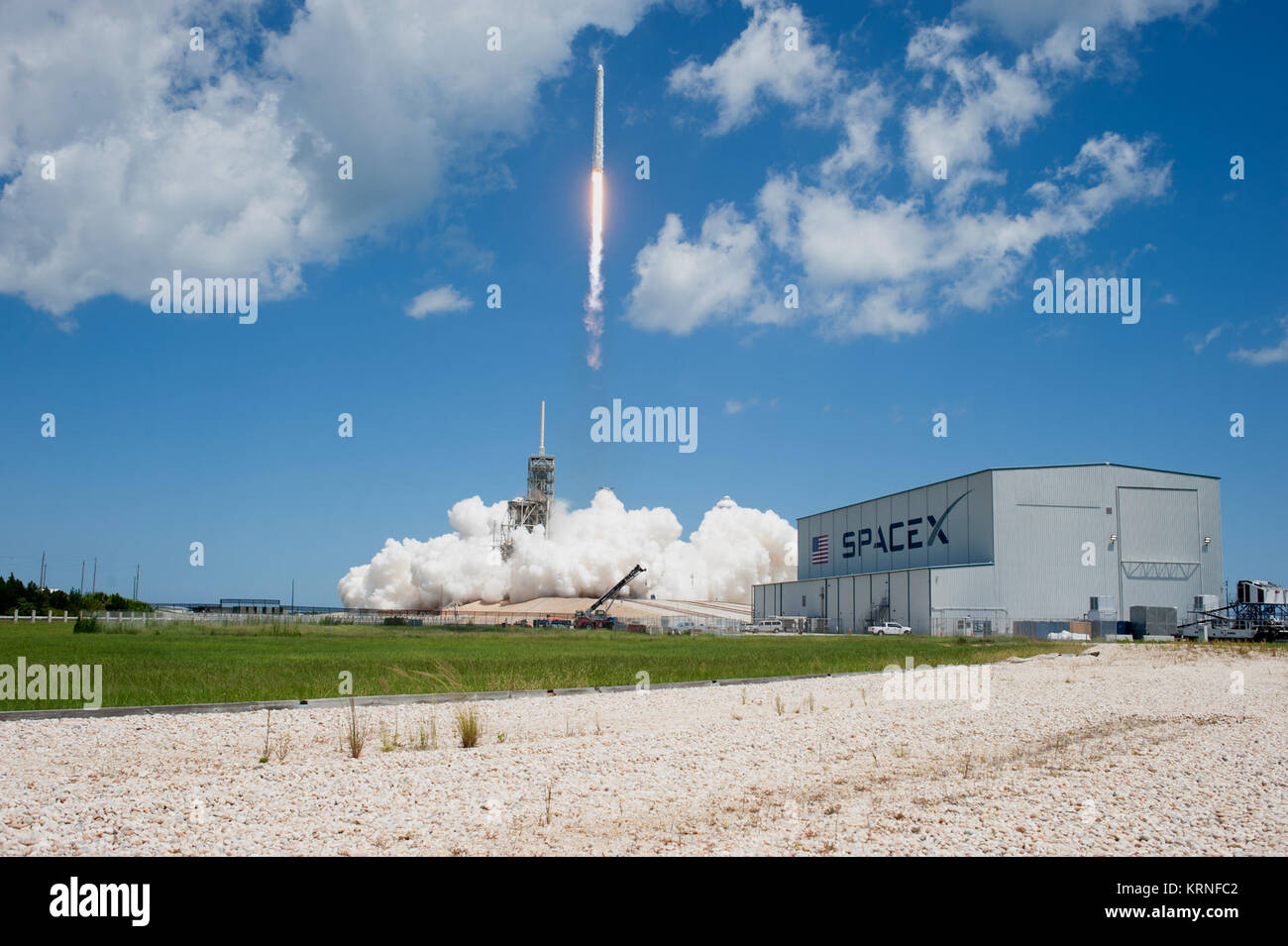 Die zweistufige Falcon 9 Rakete hebt ab Launch Complex 39A des NASA Kenney Space Center der Drache resupply Raumsonde tragen zur Internationalen Raumstation. Start war um 12:31 Uhr EDT. Auf seinem 12. Commercial resupply Services Mission zur Internationalen Raumstation, Drache wird bis mehr als 6400 Pfund von Lieferungen und neuen wissenschaftlichen Experimenten und Ausrüstung für Technologie Forschung. KSC -20170814-PH AWG 01 0014 (36524893856) Stockfoto