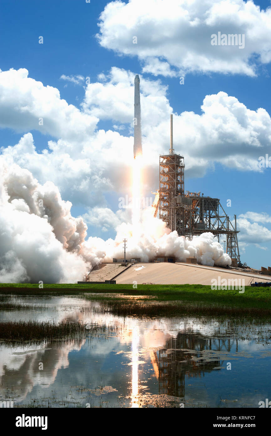 Die zweistufige SpaceX Falcon 9 Rakete hebt ab Launch Complex 39A am Kennedy Space Center der NASA der Drache resupply Raumsonde tragen zur Internationalen Raumstation. Start war um 12:31 Uhr EDT. Auf seinem 12. Commercial resupply Services Mission zur Internationalen Raumstation, Drache wird bis mehr als 6400 Pfund von Lieferungen und neuen wissenschaftlichen Experimenten und Ausrüstung für Technologie Forschung. KSC -20170814-PH AWG 05 0013 (36455093931) Stockfoto