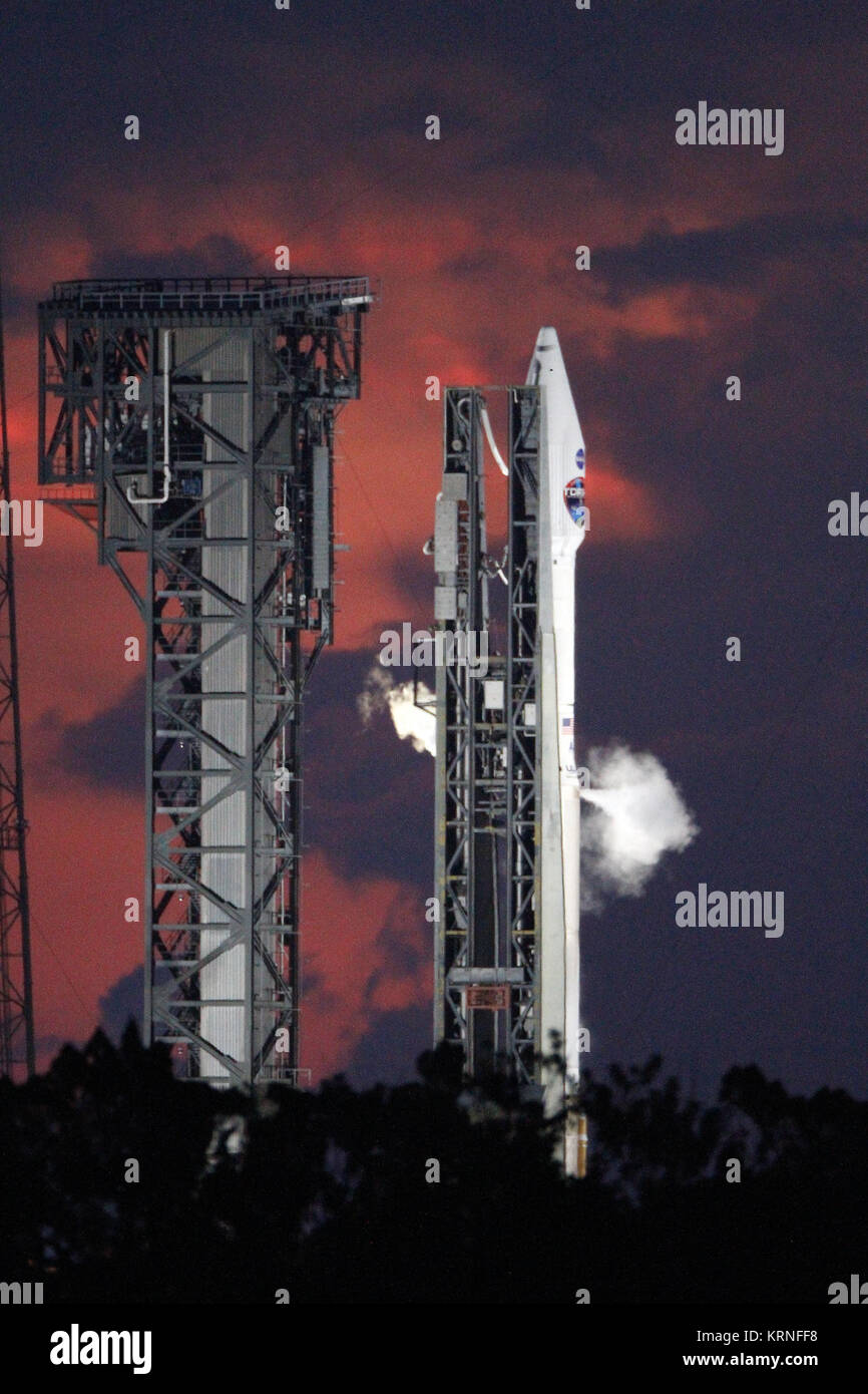 Wie die Sonne aufgeht in der Space Launch Complex 41 auf Cape Canaveral Air Force Station in Florida, United Launch Alliance Atlas V Rakete Lüftungsschlitze flüssigen Sauerstoff Treibmittel Dämpfe beim Tanken für das Abheben der NASA-Tracking und Data Relay Satellite, TDRS-M. Der Satellit ist die neueste Sonde für die Konstellation der Agentur von Kommunikationssatelliten, mit der nahezu kontinuierlichen Kontakt mit kreisenden Raumsonde, die von der Internationalen Raumstation und Hubble Space Telescope auf die wissenschaftlichen Observatorien bestimmt. KSC -20170818-PH KAA 01 0007 (36604917756) Stockfoto