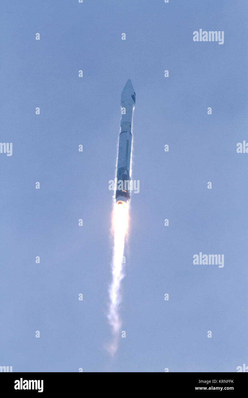 Ein United Launch Alliance Atlas V Rakete hebt ab vom Weltraum aus komplexen 41 Start in Cape Canaveral Air Force Station in Florida, mit der NASA-Tracking und Data Relay Satellite, TDRS-M. TDRS-M. Start war um 8:29 Uhr EDT. TDRS-M ist die neueste Sonde für die Konstellation der Agentur von Kommunikationssatelliten, mit der nahezu kontinuierlichen Kontakt mit kreisenden Raumsonde, die von der Internationalen Raumstation und Hubble Space Telescope auf die wissenschaftlichen Observatorien bestimmt. KSC -20170818-PH KAA 01 0084 (36604901766) Stockfoto