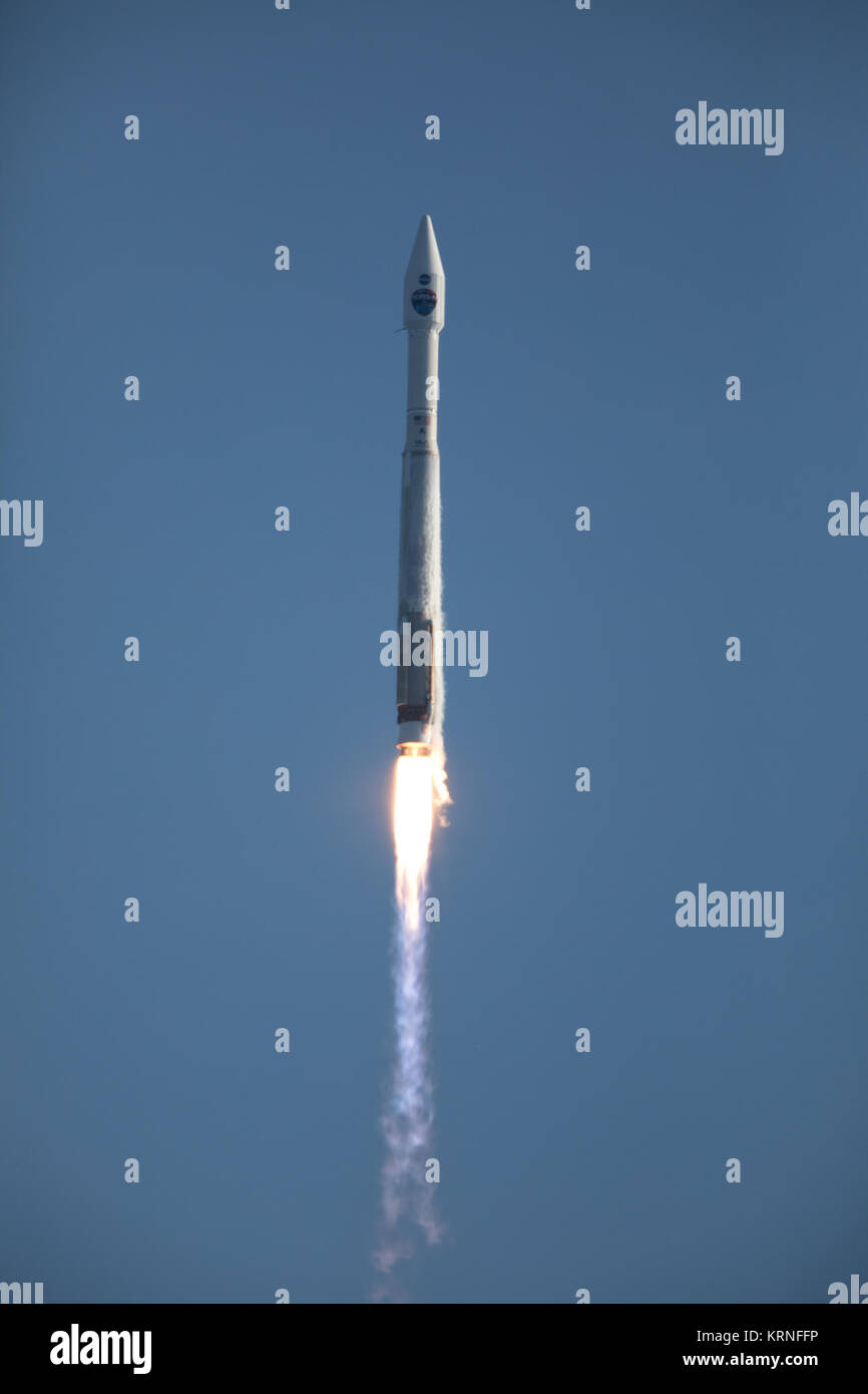 Ein United Launch Alliance Atlas V Rakete hebt ab vom Weltraum aus komplexen 41 Start in Cape Canaveral Air Force Station in Florida, mit der NASA-Tracking und Data Relay Satellite, TDRS-M. TDRS-M. Start war um 8:29 Uhr EDT. TDRS-M ist die neueste Sonde für die Konstellation der Agentur von Kommunikationssatelliten, mit der nahezu kontinuierlichen Kontakt mit kreisenden Raumsonde, die von der Internationalen Raumstation und Hubble Space Telescope auf die wissenschaftlichen Observatorien bestimmt. KSC -20170818-PH KLS 01 0042 (36511211411) Stockfoto