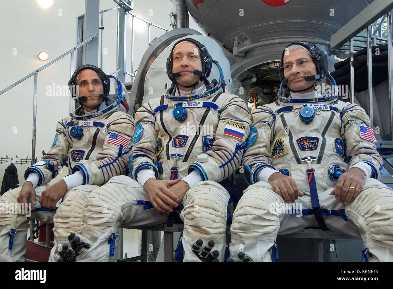 Expedition 53 Crew Mitglieder: Joe Acaba der NASA, Links, Alexander Misurkin von Roskosmos, Mitte, und Mark Vande Hei der NASA beantwortet Fragen der Presse außerhalb der Sojus Simulator vor ihren Sojus Qualifikation Prüfungen, Donnerstag, 12.08.31, 2017 Das Gagarin Cosmonaut Training Centre (GCTC) in Star City, Russland. Photo Credit: (NASA/Bill Ingalls) Expedition 53 Qualifikation Prüfungen (NHQ 201708310019) Stockfoto