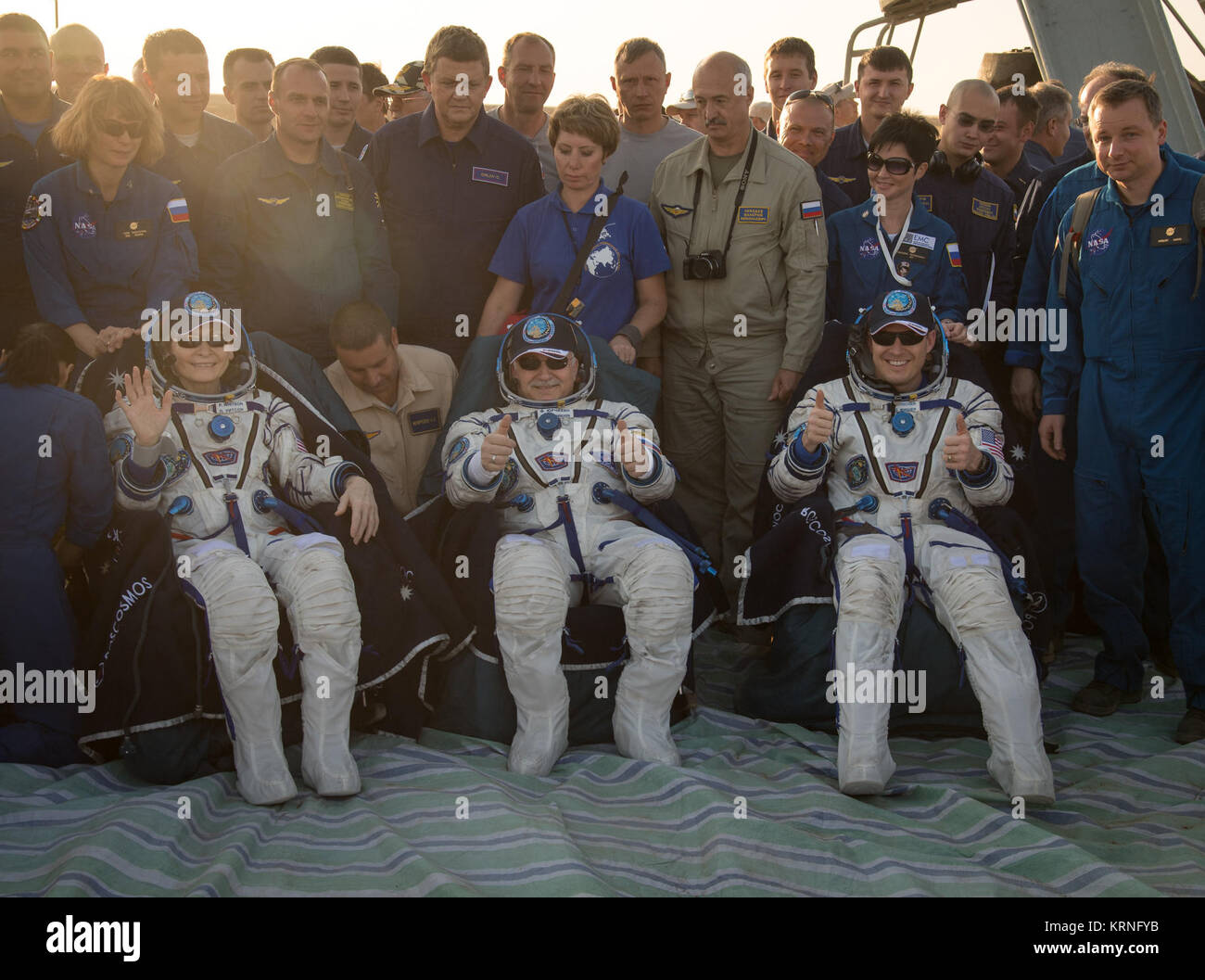 Expedition 52 Crew Mitglieder NASA-Astronautin Peggy Whitson, Links, Roscosmos Kosmonaut Fyodor Yurchikhin, Mitte, und der NASA-Astronaut Jack Fischer in den Stühlen außerhalb des Sojus MS-04 Raumschiff sitzen ein paar Momente, nachdem sie landeten in einem abgelegenen Gebiet in der Nähe der Stadt Zhezkazgan, Kasachstan am Sonntag, Sept. 3, 2017 (kasachische Zeit). Whitson kehrt nach 288 Tagen im All, wo Sie als Mitglied der Expedition 50, 51 und 52 Mannschaften serviert. Yurchikhin und Fischer sind Rückkehr nach 136 Tagen im Weltraum, wo sie dienten als Mitglieder der Expedition 51 und 52 Crews der Internationalen Raumstation an Bord. Ph Stockfoto