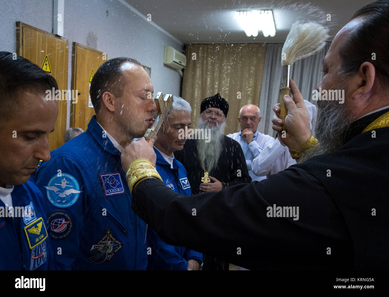 Russisch-orthodoxen Priester, Pater Sergei, rechts, segnet Expedition 53 Crewmitglieder Joe Acaba der NASA, Links, Alexander Misurkin von Roskosmos, Mitte, und Mark Vande Hei der NASA vor ihrem Start an Bord einer Sojus MS-06 Raumschiff Dienstag, Sept. 12, 2017 an der Kosmonaut Hotel in Baikonur, Kasachstan. Acaba, Misurkin und Vande Hei wird Etwa fünfeinhalb Monate auf der Internationalen Raumstation verbringen. Photo Credit: (NASA/Bill Ingalls) Expedition 53 Crew Segen (NHQ 201709120007) Stockfoto