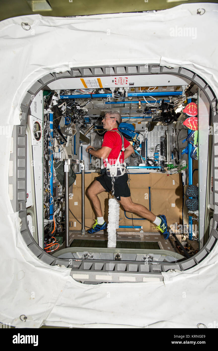 ISS-53 Mark Vande Hei joggt auf einem Laufband im Ruhe-Modul Stockfoto