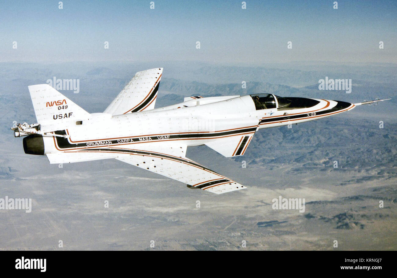 EC90-039-4 der Nr. 2 X-29 Technologie-Demonstrator Flugzeug sieht man hier bei einem Testflug von 1990. Bei diesem Winkel, die Flugzeuge &amp; Rsquo; ist s einzigartige vorwärts Pfeilflügel Design deutlich sichtbar. Die X-29 wurde von der NASA Ames-Dryden Flight Research Facility später umbenannt Dryden Flight Research Center, Edwards, Kalifornien, in ein gemeinsames Programm der NASA-Defense Advanced Research Projects Agency-Air Force zu untersuchen, das einzigartige Design hohen Anstellwinkels Eigenschaften und seine Kernwaffentest geflogen. Tufts--kleine Streifen des Tuches angebracht, an die Oberfläche des Flugzeugs, visuell zu studieren die Stockfoto