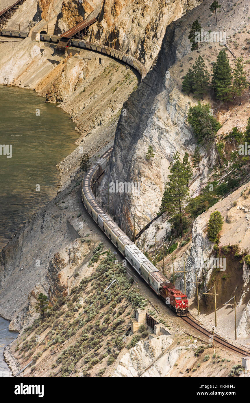 Hlw-Kali- Zug Richtung Westen führt durch White Canyon auf CN Gleisanlagen nähern Lytton-BC Stockfoto