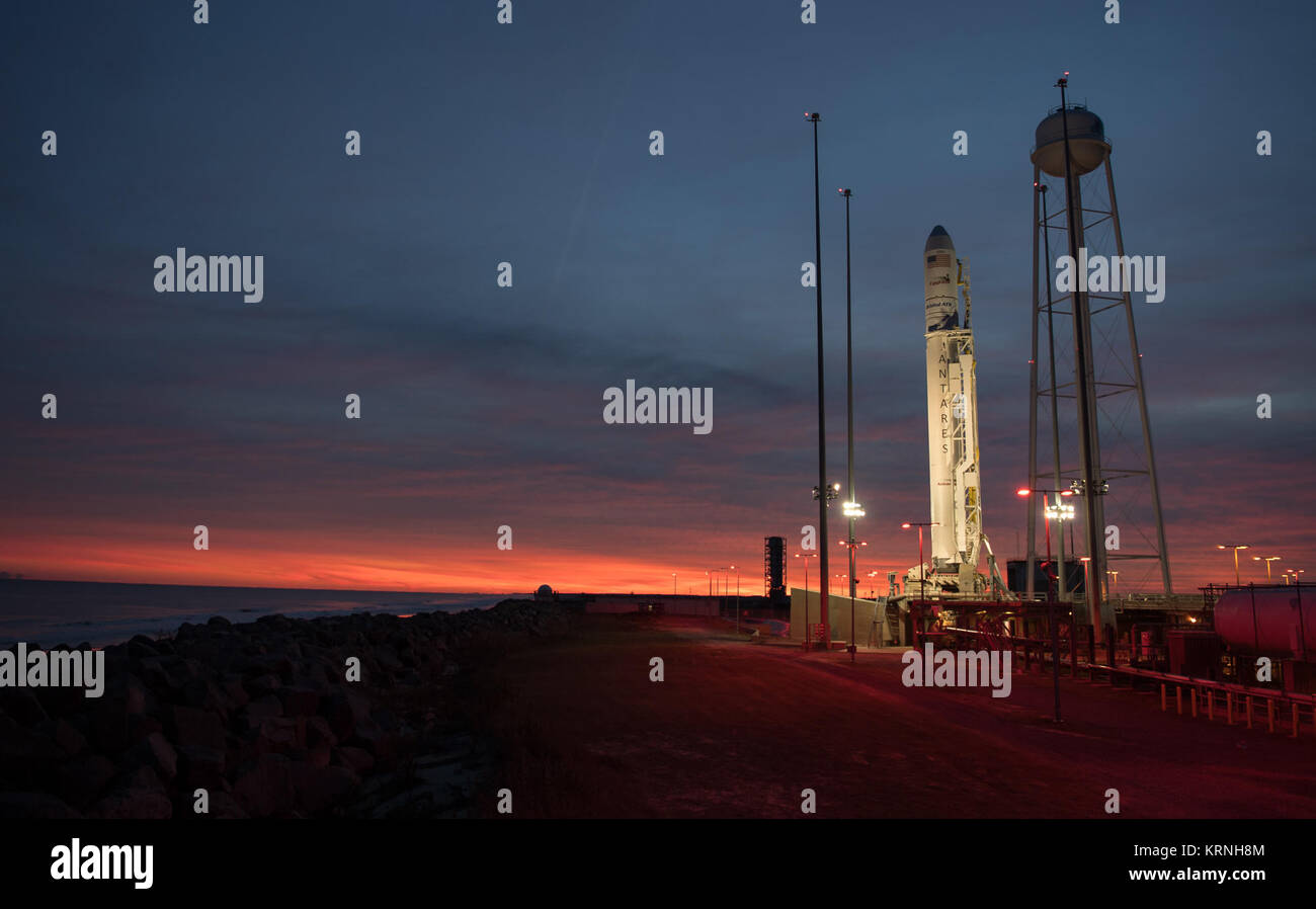 Die Orbital ATK Antares Rakete, mit der Cygnus Sonde an Bord, ist auf Launch Pad-0 A, Samstag gesehen, Nov. 11, 2017 bei der NASA Wallops Flight Facility in Virginia. Von Orbital ATK 8 vertraglich vereinbarten Fracht Neuversorgung der Mission mit der NASA die Internationale Raumstation wird ca. 7.400 Pfund von Wissenschaft und Forschung, Besatzung und Fahrzeug Hardware an die orbitale Labor und seine Crew liefern. Photo Credit: (NASA/Bill Ingalls) Orbital ATK CRS-8-Mission (NHQ 201711110002) Stockfoto