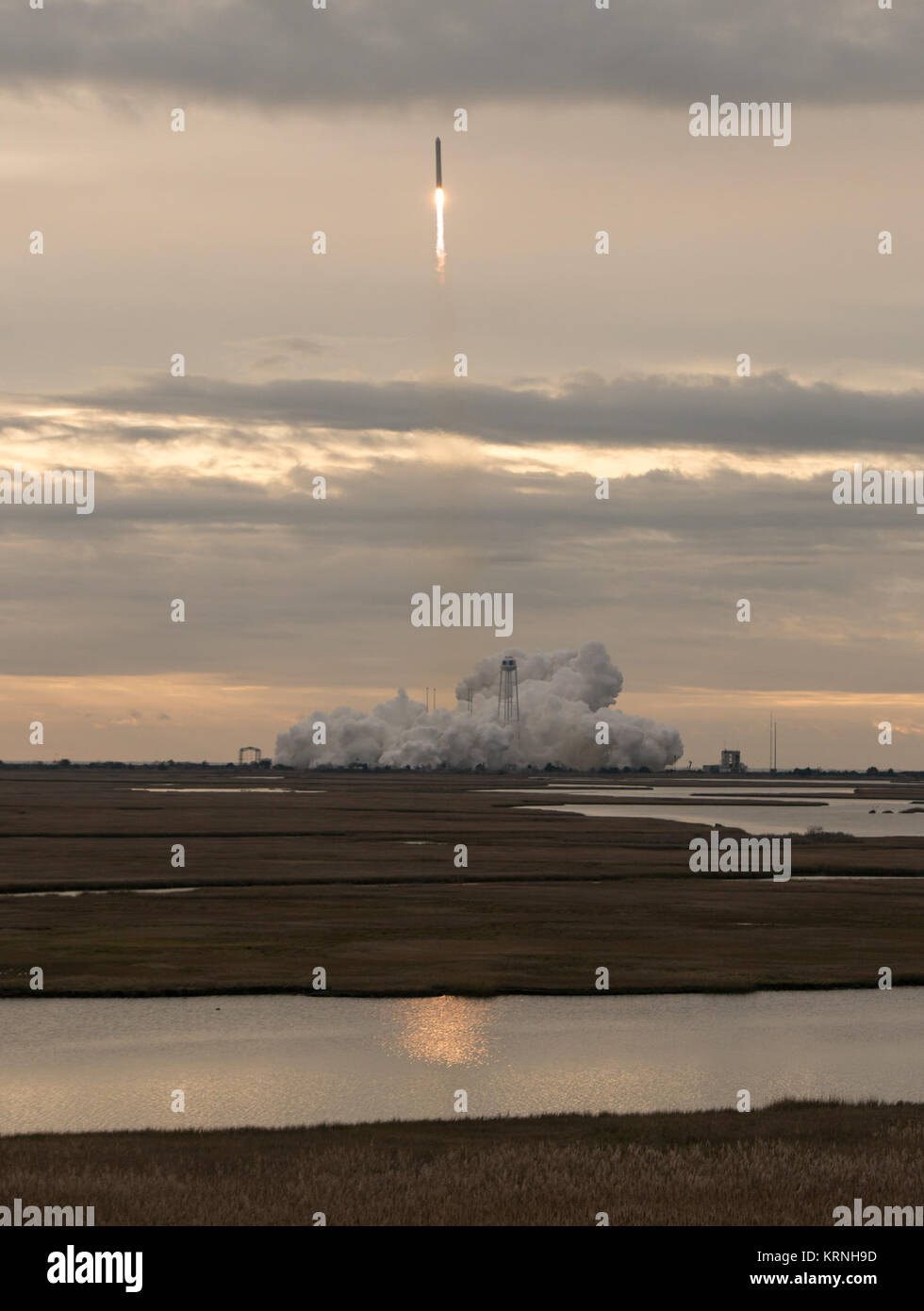 Die Orbital ATK Antares Rakete, mit der Cygnus Raumfahrzeug onboard, startet von Pad-0 ein, Sonntag, November 12, 2017 bei der NASA Wallops Flight Facility in Virginia. Von Orbital ATK 8 vertraglich vereinbarten Fracht Neuversorgung der Mission mit der NASA die Internationale Raumstation wird ca. 7.400 Pfund von Wissenschaft und Forschung, Besatzung und Fahrzeug Hardware an die orbitale Labor und seine Crew liefern. Photo Credit: (NASA/Bill Ingalls) Orbital ATK CRS-8-Start (NHQ 201711120002) Stockfoto