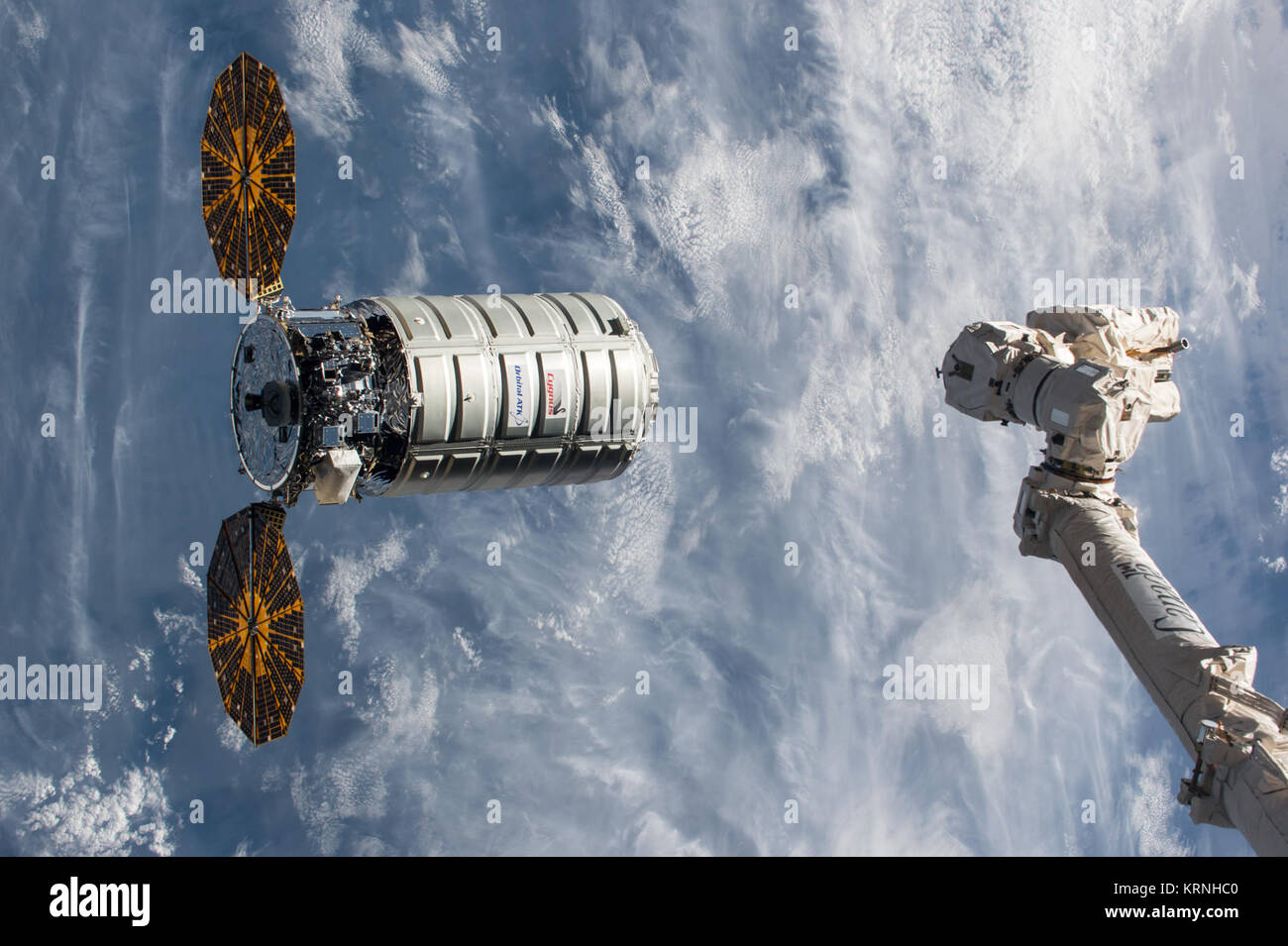 Iss053-e (176267) --- Der Cygnus Raumfahrzeug wird dargestellt, nähert sich der Erfassung und vor dem Roboterarm Canadarm2, gesteuert durch Astronauten Paolo Nespoli und Randy Bresnik, Nov. 14, 2017 auseinander. ISS-53 Cygnus OA-8 Annäherung an die ISS (5) Stockfoto