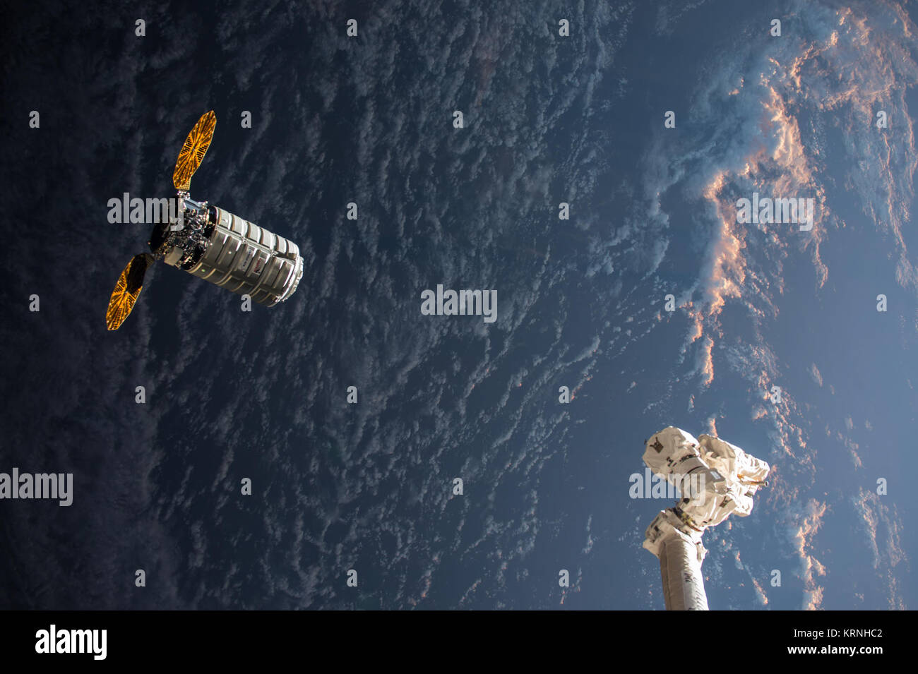 Iss053-e 176255 (Nov. 14, 2017) - - - Die orbitale ATK Cygnus resupply Schiff mit seinem Becken - wie UltraFlex-Solar Arrays Ansätze Roboterarm der Internationalen Raumstation, Canadarm2, da beide Raumfahrzeuge fliegen in eine orbitale Sonnenaufgang. ISS-53 Cygnus OA-8 Annäherung an die ISS (4) Stockfoto