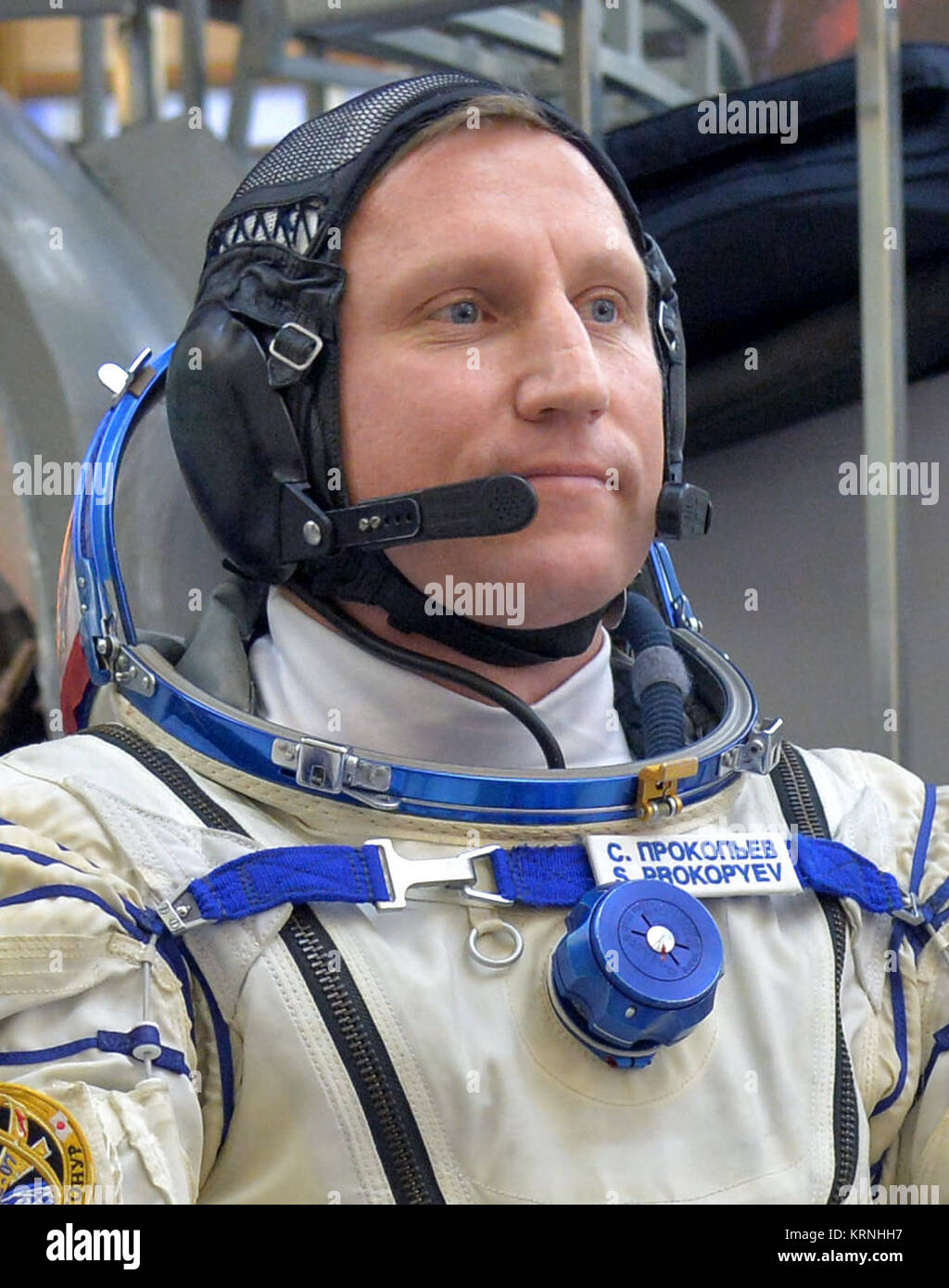 Im Gagarin Cosmonaut Training Centre in Star City, Russland, Expedition 54-55 backup Crewmitglieder Jeanette Epps der NASA (links), Sergey Prokopyev der russischen Föderalen Raumfahrtagentur (Roskosmos, Mitte) und Alexander Gerst der Europäischen Weltraumorganisation Fragen (rechts) Antwort Reporter" Nov. 28 als Teil der abschließenden Qualifikation Prüfung Aktivitäten. Sie dienen als Sicherungen in den prime Crew, Anton Shkaplerov von Roskosmos, Scott Kribbeln der NASA und Norishige Kanai der Japan Aerospace Exploration Agency (JAXA), Dez. 17 auf Ihre Sojus MS-07 Raumschiff für ein 5-Monat mission o starten Stockfoto