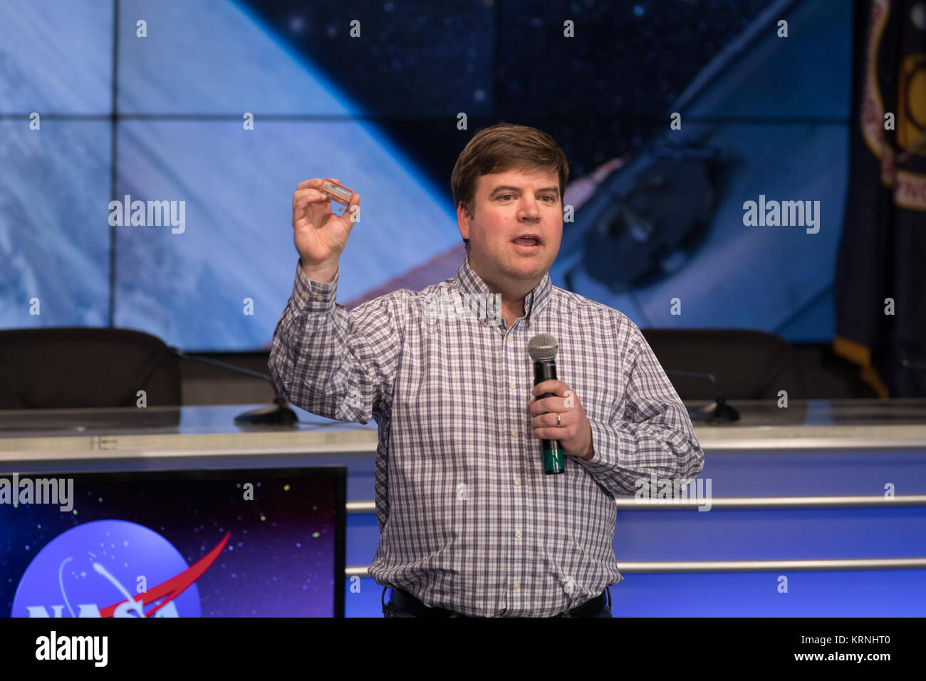 Chris Wolverton, Ph.D., Professor der Botanik/Mikrobiologie an der Ohio Wesleyan University, spricht auf der Pflanze Schwerkraft Wahrnehmung Experiment mit Mitgliedern von Social Media in der Presse Website Auditorium das Kennedy Space Center. Das Briefing konzentriert sich auf die Forschung für den Start zur Internationalen Raumstation geplant. Die wissenschaftlichen Materialien und Vorräte werden an Bord eines Drachen Raumfahrzeug für Liftoff geplant von Cape Canaveral Air Force Station Raum Komplex 40 starten um 11:46 Uhr EST, am Dez. 12, 2017. Die SpaceX Falcon 9 Rakete des Unternehmens 13 Commercial Resupply Services Mission starten Stockfoto