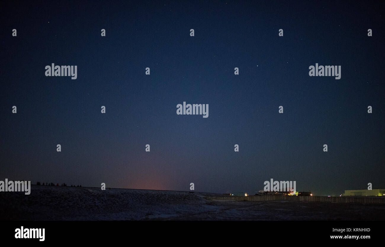 Die Sojus Rakete ist, mit dem Zug zur Startrampe gerollt, Freitag, 15. Dez., 2017 Kosmodrom Baikonur in Kasachstan. Expedition 54 Sojus Kommandant Anton Shkaplerov von Roskosmos, bordingenieur Scott Kribbeln der NASA, und Flugingenieur Norishige Kanai der Japan Aerospace Exploration Agency (JAXA) sind geplant um 2 Start: 21:00 Uhr Eastern Time (1:21:00 Uhr Baikonur Zeit) am 04.12.17. und die nächsten 5 Monate verbringen, Leben und Arbeiten an Bord der Internationalen Raumstation. Photo Credit: (NASA/Joel Kowsky) Expedition 54 Sojus Rollout (NHQ 201712150020) Stockfoto