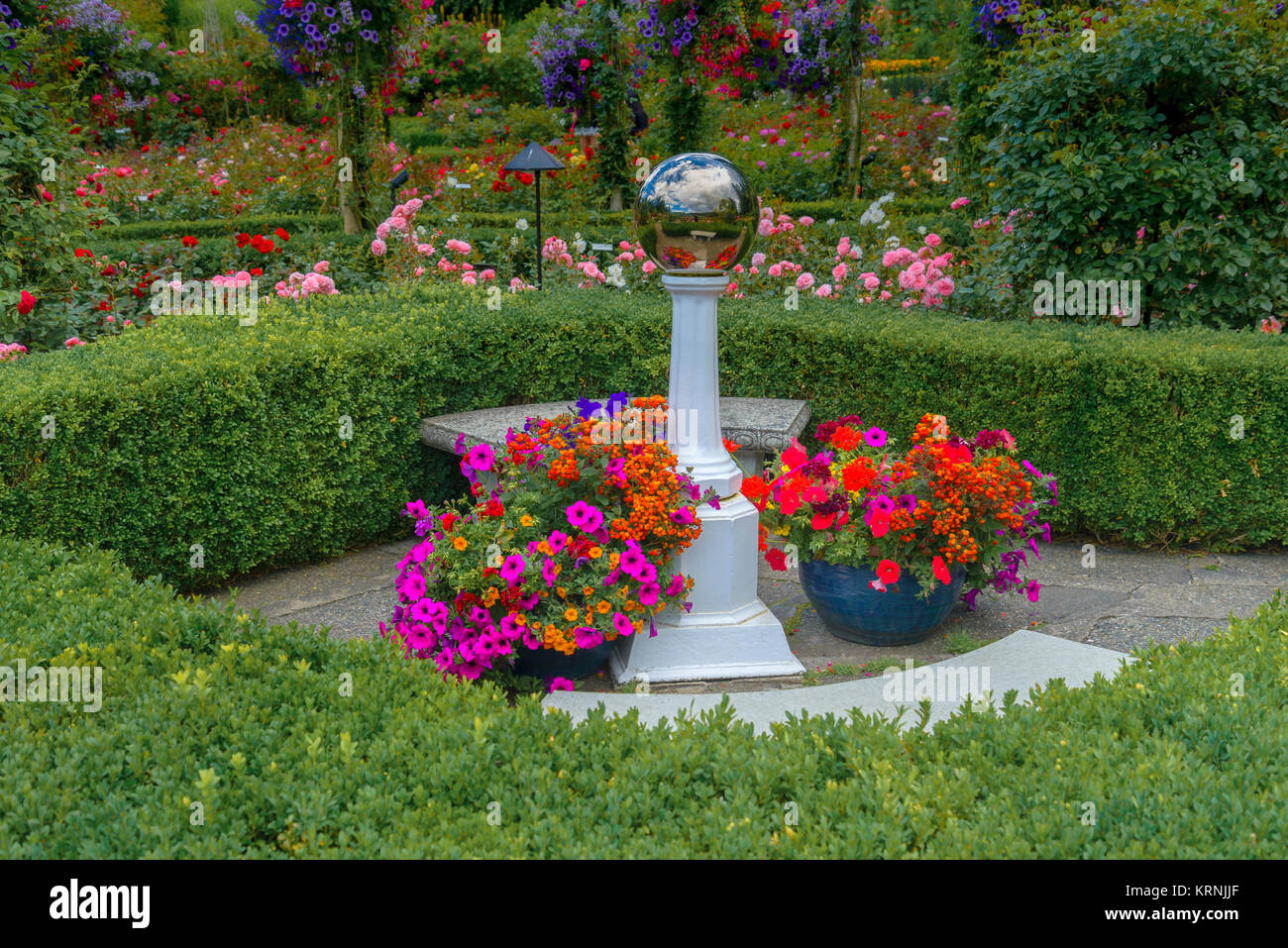 Reflektierende Orb, Butchart Gardens, Brentwood Bay, Greater Victoria, British Columbia, Kanada Stockfoto