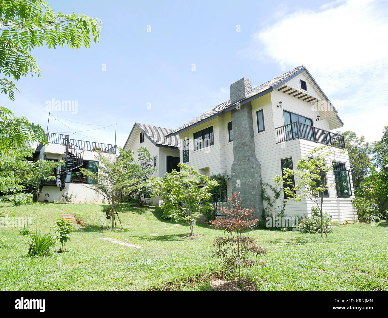 Die schöne weiße Grafschaft Home aus der nördlichen Provinz Thailand unter den Garten Stockfoto