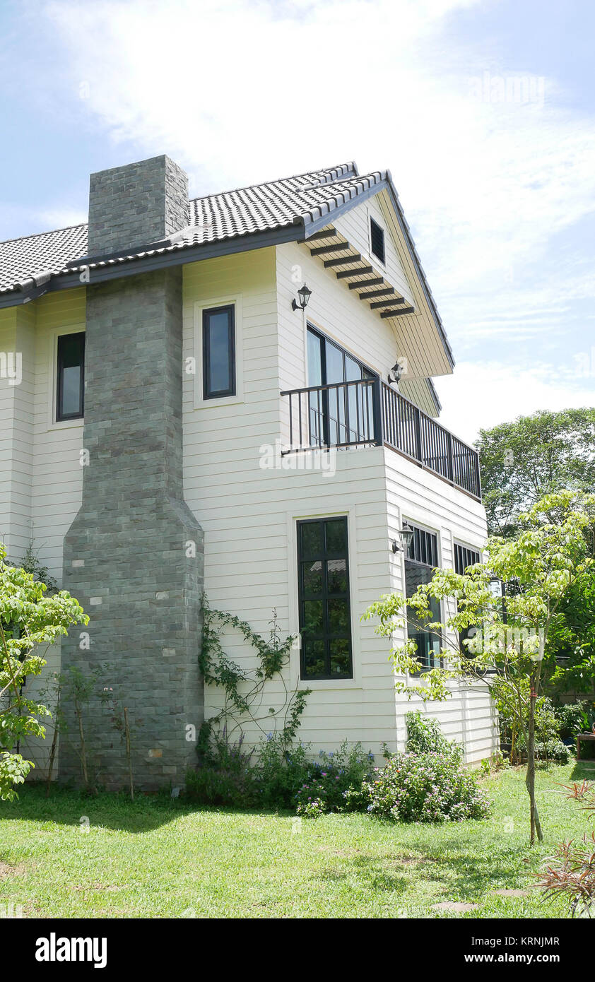 Die schöne weiße Grafschaft Home aus der nördlichen Provinz Thailand unter den Garten Stockfoto