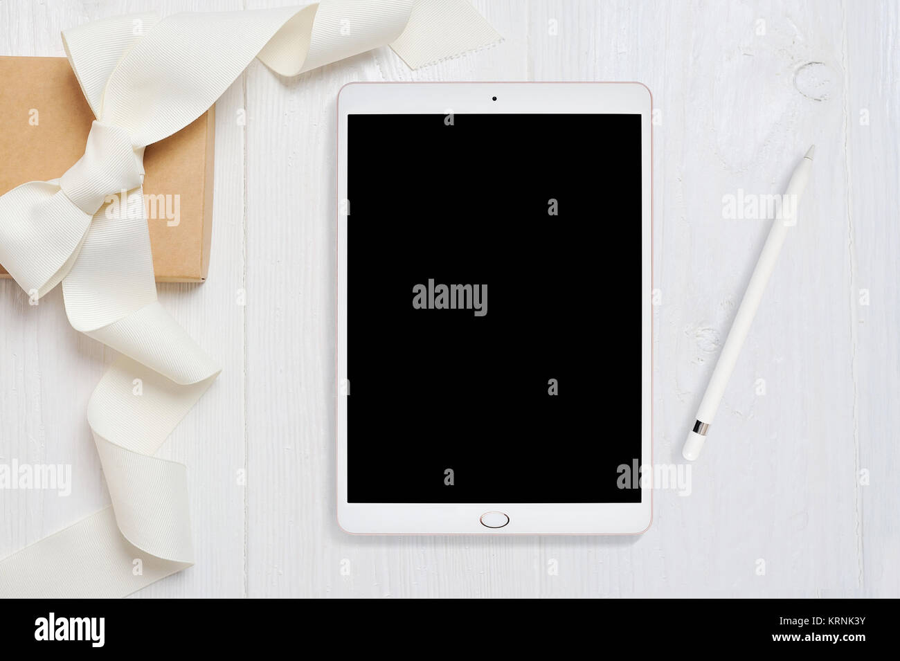 Mockup Tablet Computer und Bleistift auf alten Holztisch, flatlay auf einem weißen Hintergrund, aus Holz mit Platz für Ihren Text. Flach, Ansicht von oben Foto mock u Stockfoto