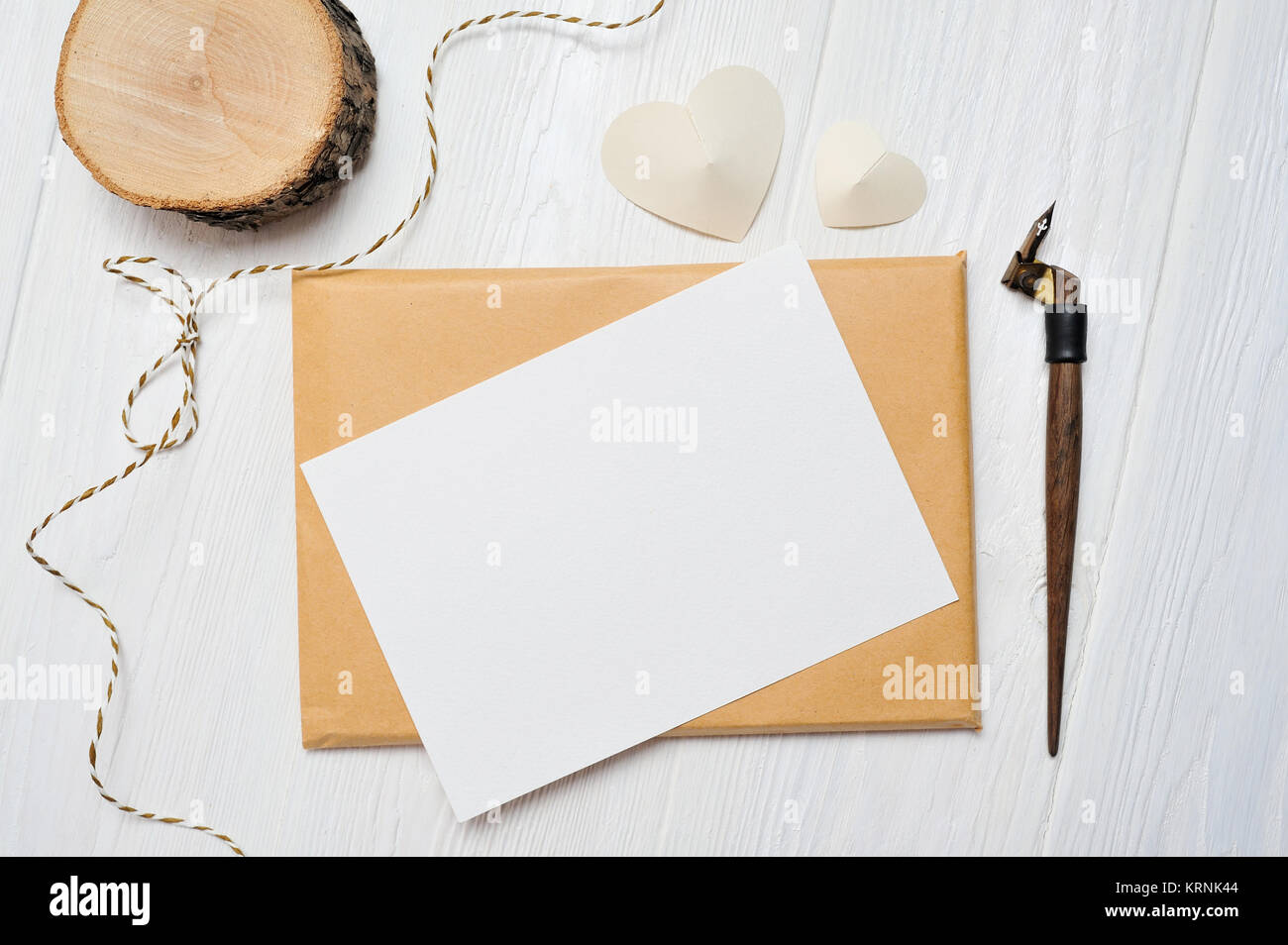 Mockup Brief mit einer Kalligraphischen Stift Grußkarte für Valentinstag im rustikalen Stil mit Platz für Ihren Text. Flach, Ansicht von oben Foto Mock up Stockfoto