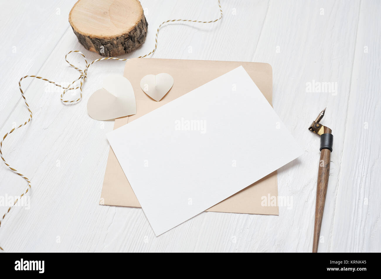 Mockup Brief mit einer Kalligraphischen Stift Grußkarte für Valentinstag im rustikalen Stil mit Platz für Ihren Text. Stockfoto