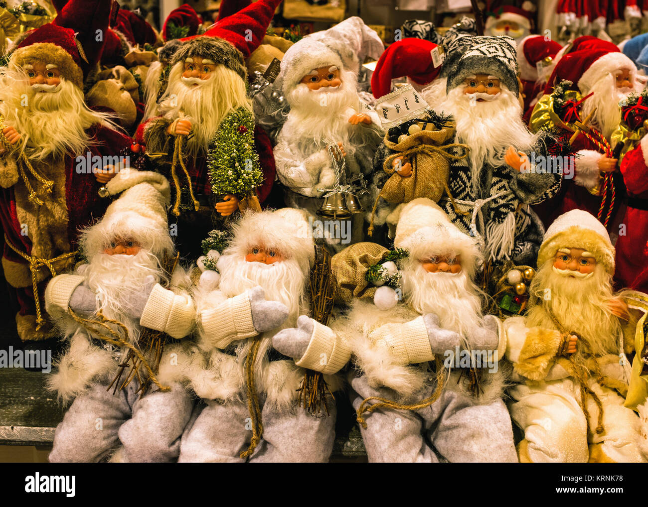 Berlin Mitte Alexanderplatz Weihnachtsmann Santa Claus Dekorationen In Galeria Kaufhof Am Weihnachten Stockfotografie Alamy
