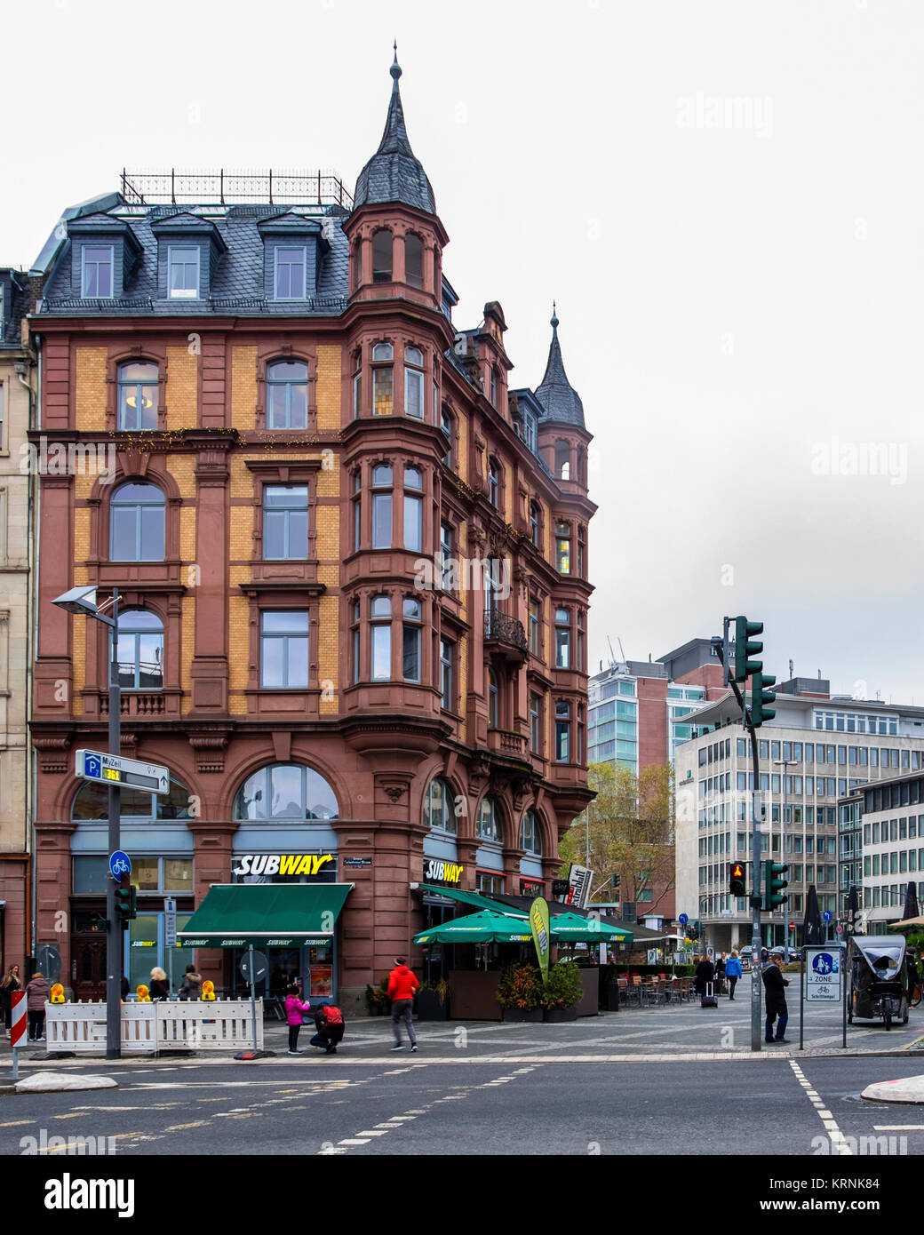 Frankfurt, Deutschland, der U-Bahn fast food Sandwiches verkaufen im historischen Altbau, Stockfoto