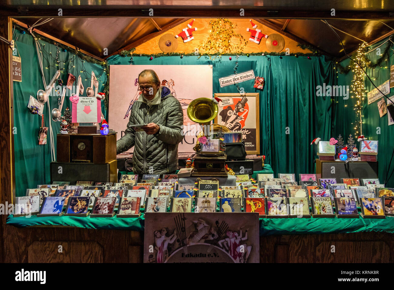 Traditionelle deutsche Weihnachtsmarkt außerhalb von St. Hedwig Kathedrale, Berlin. Stall verkaufen CDs und Musik Stockfoto