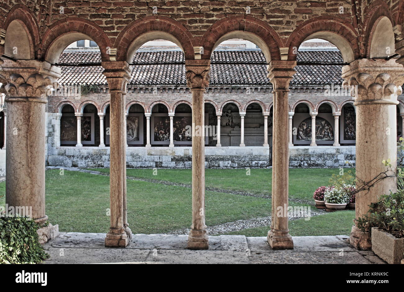 Säulen und Bögen im mittelalterlichen Kreuzgang des Heiligen Zeno. Verona, Italien - HDR Stockfoto