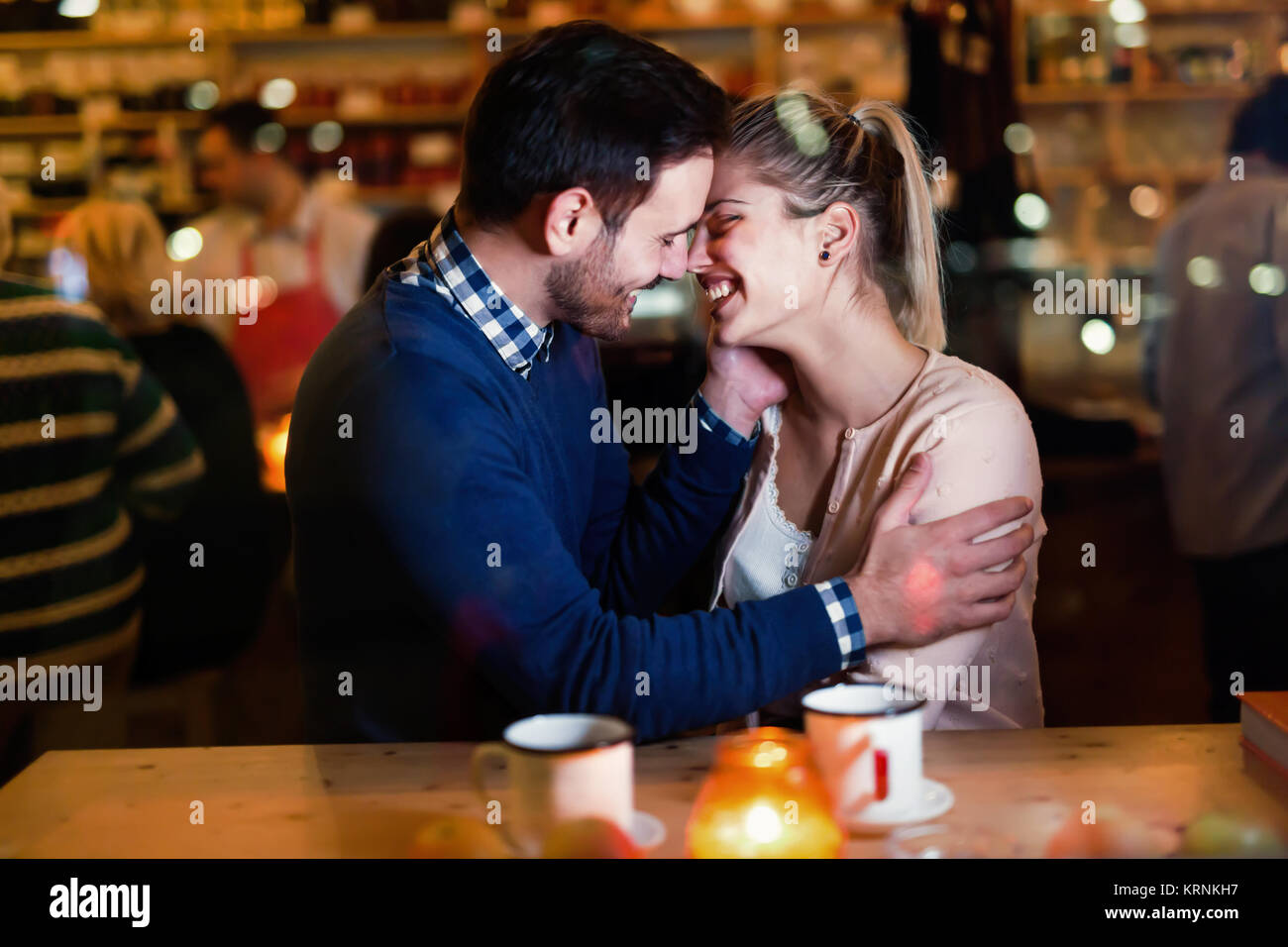 Glückliches Paar Küssen an der Bar und in Datum Stockfoto