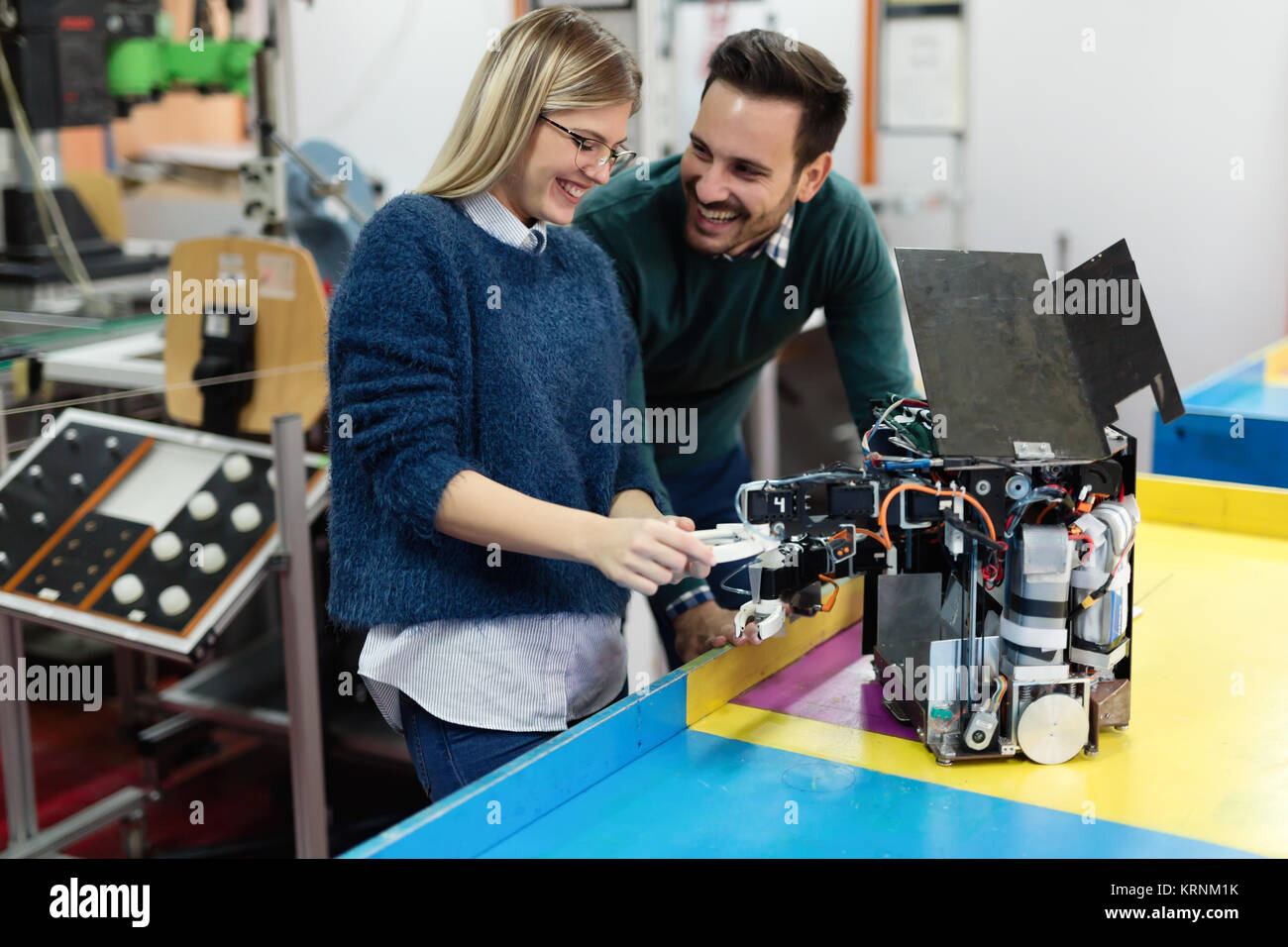 Junge Studenten der Robotik, Roboter für die Prüfung vorbereiten Stockfoto