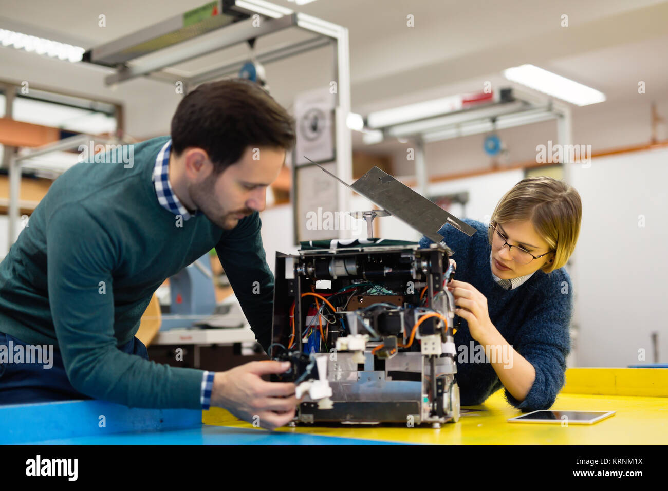 Junge Studenten der Robotik, Roboter für die Prüfung vorbereiten Stockfoto