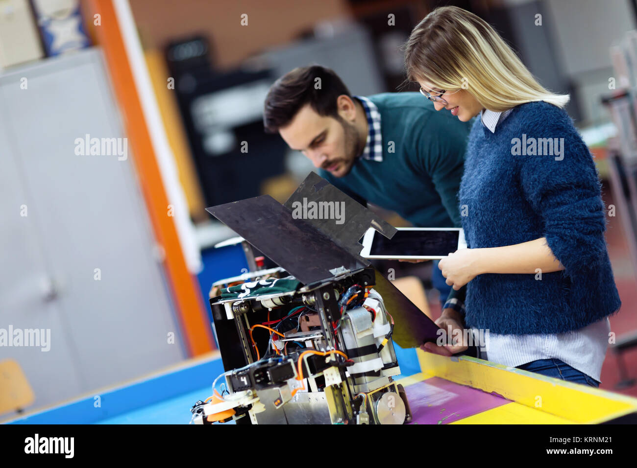 Junge Studenten der Robotik, Roboter für die Prüfung vorbereiten Stockfoto