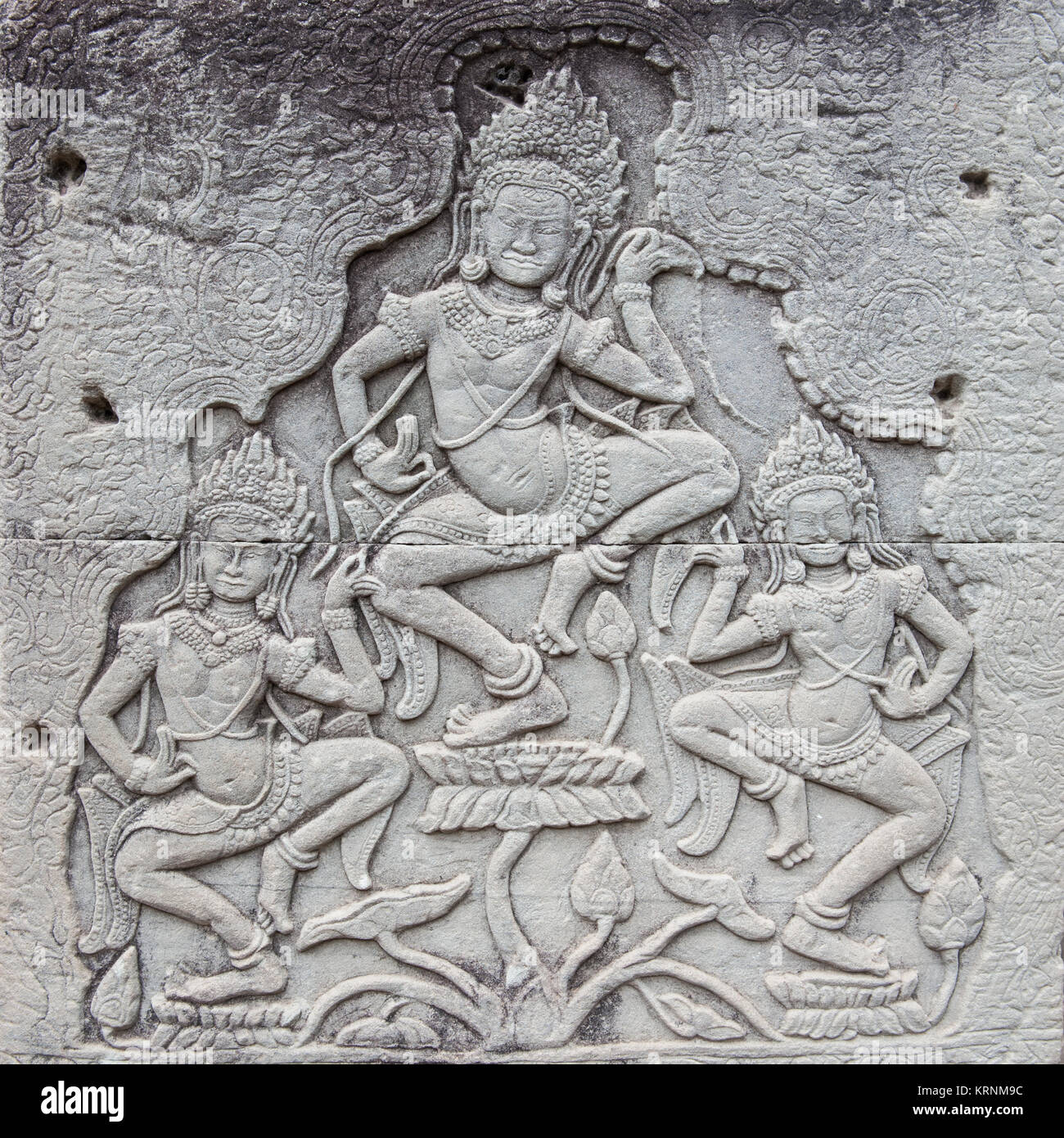 Die Reliefs in Angkor Thom in Siem Reap, Kambodscha zeigen Khmer Mythologie und Geschichte. Dieser zeigt Apsaras. Stockfoto