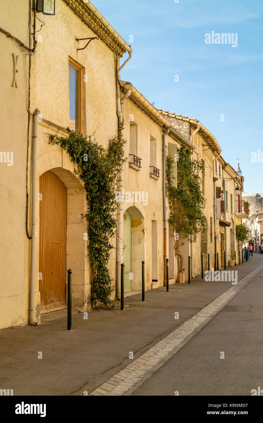 Reihe von Häusern in der mittelalterlichen Festungsstadt Aigues-Mortes, Frankreich. 2017. Stockfoto
